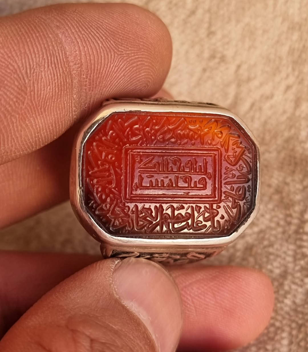 عقيق يماني زعفران مخطوط خط يدوي 
🔥نادي عليآ مظهر العجائب تجده عونآ لك في النوائب كل هم وغم سينجلي بولايتك يا علي يا علي يا علي 🔥بصياغه يدويه ثقيله للبيع مكاني بغداد يوجد توصيل إلى جميع المحافظات للبيع فقط فقط أحبتي الغوالي ما اراوس بس ابيع 
***********
