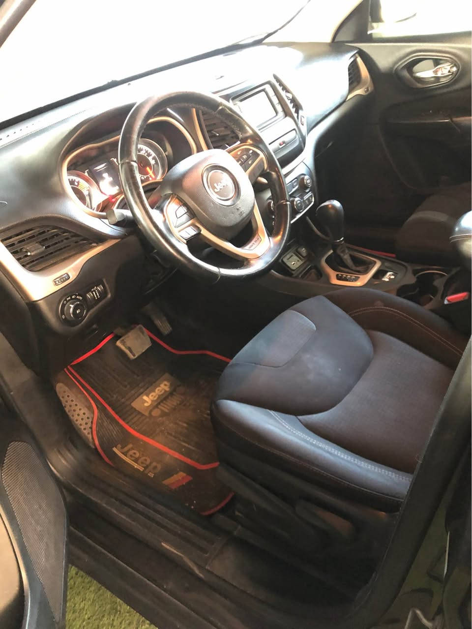 جيب شيروكى ٢٠١٧نفطى دووبارچةو نيو سبوغ دوو شوين ساردة كوت ئيرباك نةتةقيوة مةكينة نةكراوةتةووة ٩٧هةزار روشتوة سةنةوى ٢٠٢٧رةقةم نوى  رةقةم اربيل هةموو شت بةشةرت ١٠٦$
*********** أربيل, العراق
