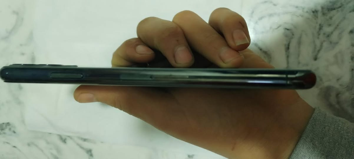 سلام عليكم جهاز للبيع أيفون ١١Bro maxجهاز نضيف مبدل شاشه مال تفصيخ شرط وشاشه وكعت من إيدي وصار بي هذه السواد وأبد ما مئثر عل لمس ذاكره ٦٤بطاريه ٧٨ جهاز دبل سيمكارت وكاميرات خلفي مايشتغل 
مكاني كركوك القادسيه ٢شارع أبو وليد 
سعر ١٥٥وبي مجال للطيبين
رقمي/***********
