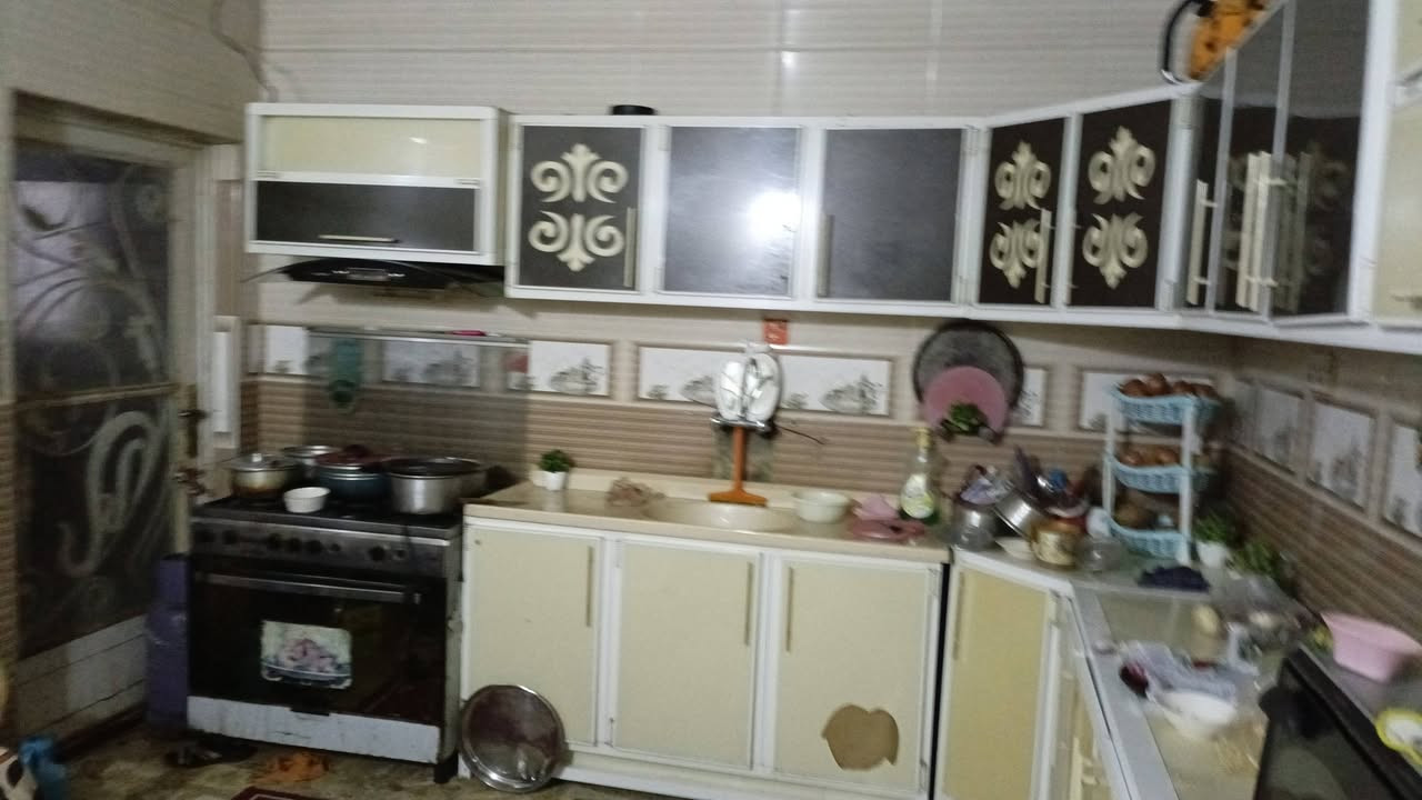 سلام عليكم ورحمة الله بيت مساحه 150متر طابوق الطابق الاول غرفه وصاله ومطبغ والستقبال وصحيات والطابق الثاني يحتوي على 4غرف نوم هيكل بدون صب كربلاء الحسينية منطقه الابراهميه طريق ابوجز العناز سند 25يبعد عن مركز المدينه 9كيلوو كافه الخدمات ويبعد عن التبليط 30متر السعر 80مع المجال ***********
