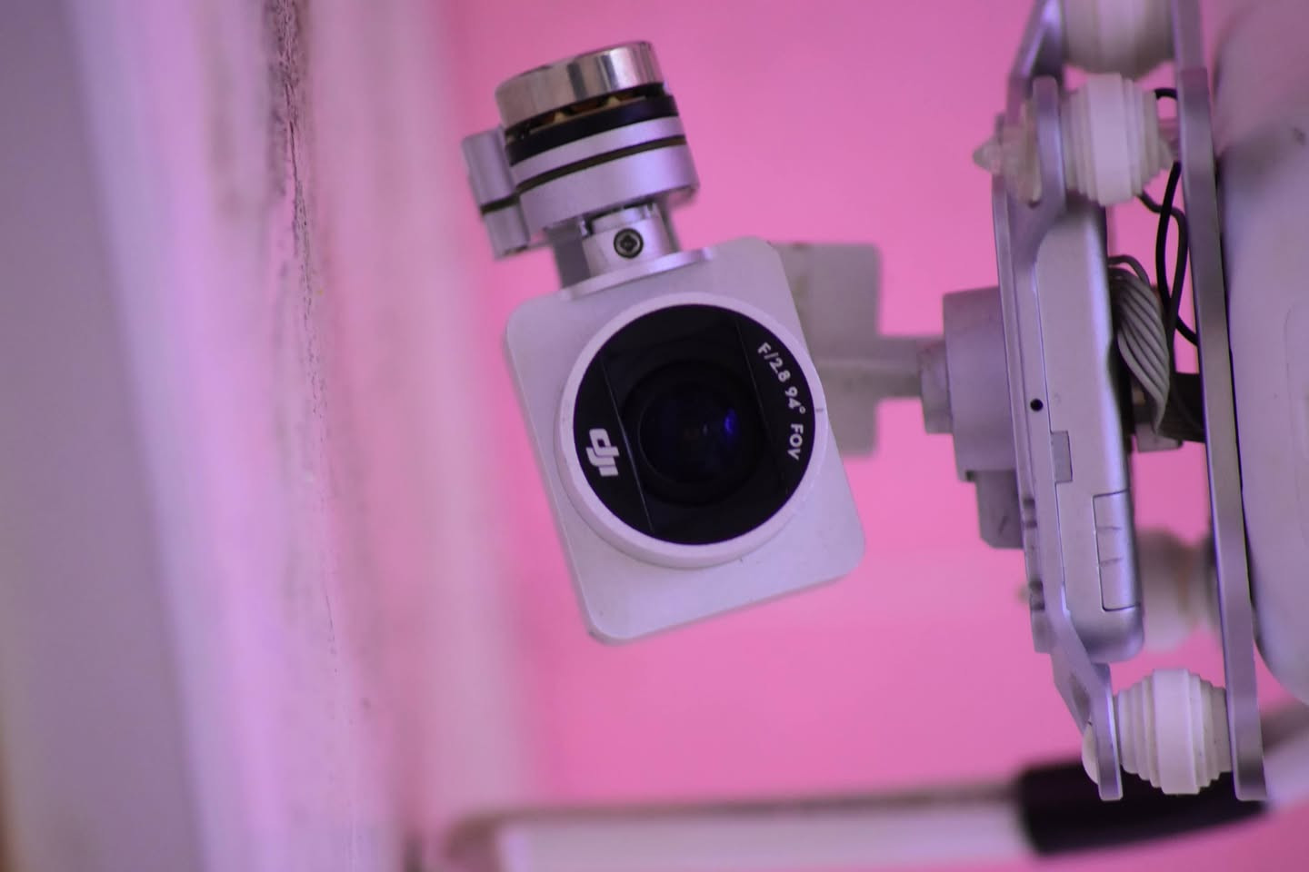 السلام عليكم درون للبيع PHANTOM 3 يجي وياه ريش احتياط يجي وياي شاحنه وريموند رون يشتعل بس بطاريه ما تجي ويا بطاريه عطلانه سعره 300,000 وبي مجال استفسار على هذا الرقم ***********
