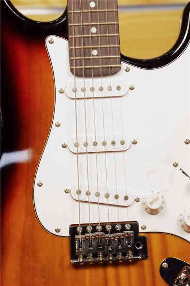 كيتار كهربائي  فندر
السعر 225 الف 

معلومات ..
الماركة : فندر 
اللون :  الابيض و ممزوج ذهبي ولاسود
مادة الجسم: خشب القيقب (الجزء العلوي)
خشب الألدر (الجسم)
مادة لوحة المفاتيح : خشب الأبنوس
قطر مركب : (254 مم إلى 355.6 مم)
طول المقياس : 25.5 بوصة (64.8 سم)
#تواصل 
***********
