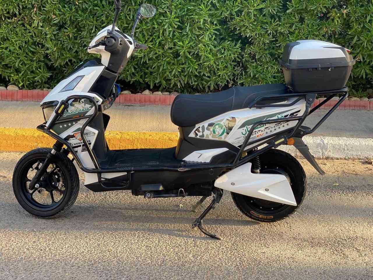 سكنس شحن مدرع 2025 
6 بطاريات ع الفحص 
تمشي 50 كيلو واكثر بالشحنه الوحده 
ملف 2500
3 نمر سرعه كلش سريعه سرعتها 85 حقيقي 
لايت عالي ناصي زنون 
بريكات هايدوايك امامي خلفي 
بيها جنطه خلفيه واسعه 
بيها بك ( الرجوع للخلف )
بيها بارك 
بيها نفص الجاملغ الامامي وشويه لحيم للدرع يرادله شويه ترتيب
سعر 575 
مكاني اليرموك او العامريه 
رقمي ***********
