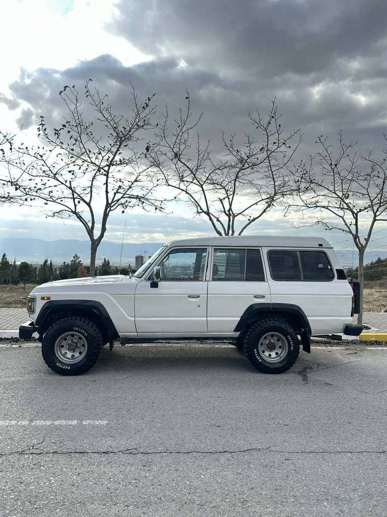 لانکروزر مۆدێل ١٩٨٨ 
***********

 ٣f سێ ئێف و شەش گێڕە
دیسکە پاوەرە چکنێتە 
گێڕ و مەکینە و دەبڵ ئەکسل و کارەبایات ھەمووی بەشەرت گێچی بەنزین و حەماوەی ئیش ئەکات 
چوار تایە و ویلی لۆک لۆکی جەبەلی لەژێرە 
سەنەوی عەسڵی بەغدای لەگەڵە
ئاڕمی پلاستیکی سلێمانیە ئاڕم و ئەوەلیات و حیجز و غرامە بەشەرت 
سعری ٣٦ گەڵا و کەمێک معامەلە 
سەیارەکە لەسلێمانیە
*********** السليمانية, العراق
