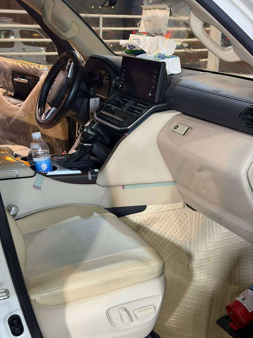 لاندكرورز GXR 2023ضمان ساس
مواصفات فول 4000 تنفس طبيعي
رادار + حساسات 360 محيطيه
2 مقاعد كهرباء + تبريد 
3 شاشات تطبيق
صندوك كهرباء
باقي المواصفات معروفه

الكشنات مغلفه جلد للحفاظ على الجلد الاصلي
غراضها كامله ارضيات + هتفونات 
بيها تكحيل موضح بل صوره

العداد الحالي 13900كم
رقم بغداد سنويه باسمي
مكان السياره بغداد
رقم صاحب سيارة ***********
