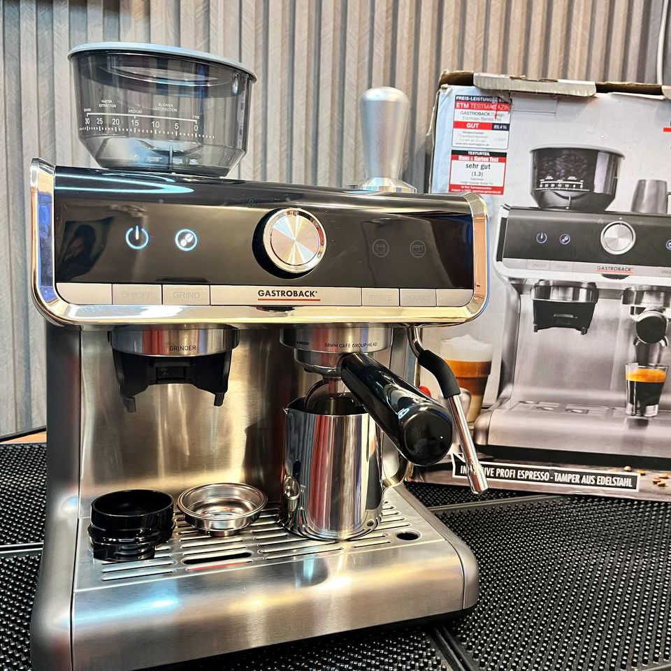 متوفر اخر قطعه فقط 
☕ ماكينة ألمانية Gastroback Design Espresso Barista Pro
مكينة احترافية لعشاق الإسبريسو وتحضير القهوة بجودة كافيه ✨
📌 المواصفات: • طاحونة مدمجة مع درجات طحن متعددة
• ضغط استخلاص احترافي لإسبريسو غني بالكريما
• ذراع تبخير قوي لتحضير الكابتشينو واللاتيه
• هيكل ستيل مقاوم للصدأ بتصميم فاخر
• تحكم سهل وسريع بالأزرار الأمامية
• مناسبة للاستخدام المنزلي والكافيهات الصغيرة
• حامل بورتفلتر احترافي
• خزان ماء عملي وسهل التعبئة
• تسخين سريع وثبات بدرجة الحرارة
🔥 المميزات: ✔️ تطحن وتحضر القهوة بنفس الوقت
✔️ فوم حليب كثيف وكريمي
✔️ تحكم بدرجة الطحن حسب نوع البن
✔️ شكل أنيق يضيف فخامة للمكان
📦 المحتويات: • المكينة
• بورتفلتر
• سلة فلتر
• تمبر معدني
• إبريق تبخير الحليب
💥 مناسبة لتحضير: ☕ Espresso
☕ Cappuccino
☕ Latte
☕ Flat White
للطلب والاستفسار راسل الصفحة 📩


**إذا كنت صاحب هذا الإعلان وتريد حذفه لأي سبب، رجاءا أرسل رسالة إلى الدعم الفني**