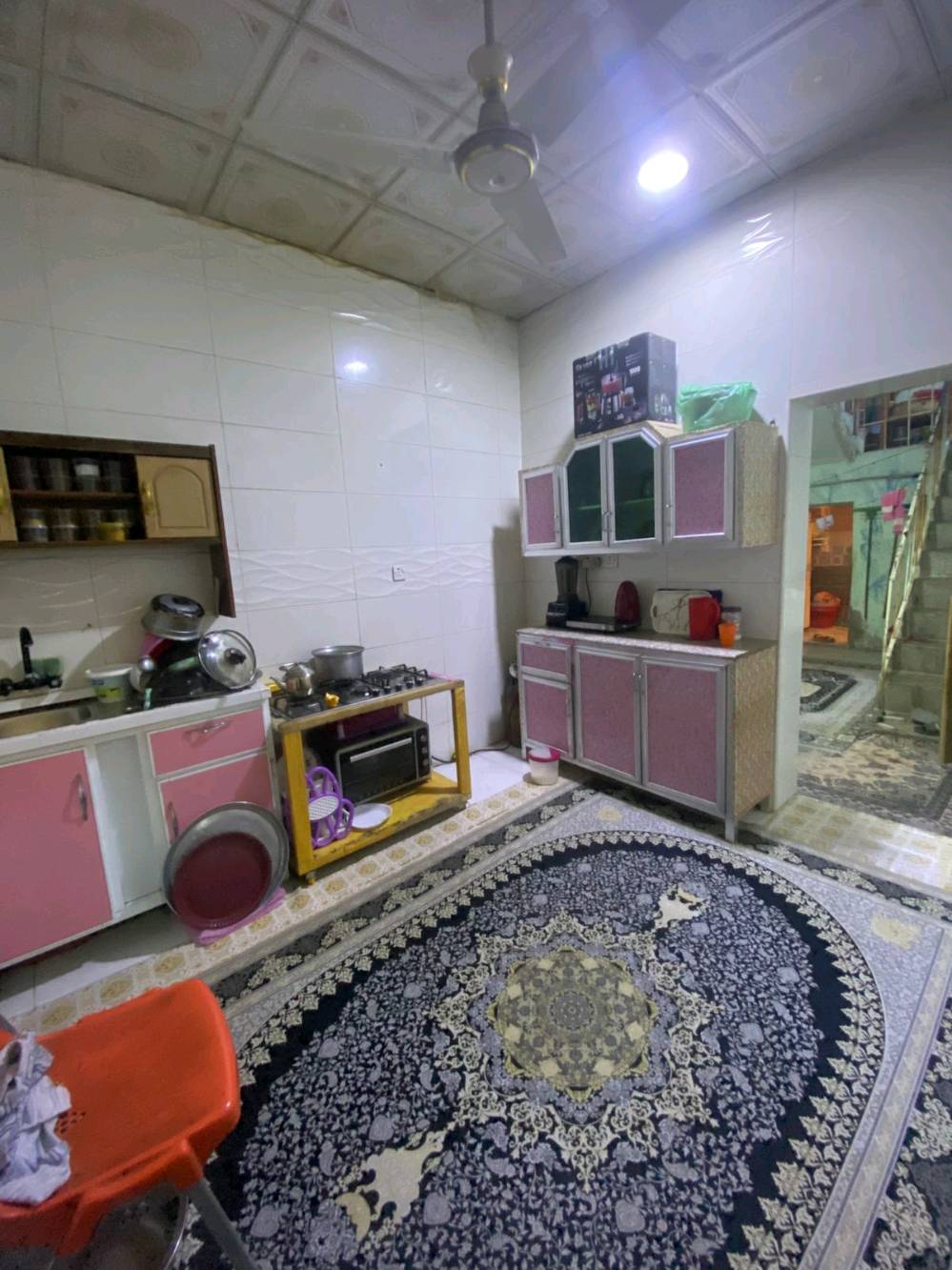 يتوفر بيت للبيع طابو صرف عالي عن الشارع في البصرة منطقة الحيانية / التأميم / شارع البلدية الشارع المقابل المجلس البلدي ( احمد حنون ) والركن الثاني مقابل باب المستوصف مساحة البيت 150 متر طابق ونصف / الطابق الأرضي يحتوي ع غرف نوم عدد 2 + موزع + صحيات داخلية + مطبخ + هول + استقبال + صحيات خارجية عدد 2 
الطابق الاول يحتوي ع غرف نوم عدد 2 + موزع + صحيات 
البناء قديم بحالة  جيدة السقف  عكادة واغلب اجزاء البيت تم ترميمها حديثاً الطابق الأرضي مقسوم نصفين البيت يصلح للسكن اذا كانت العائلة كبيرة ويصلح للأستثمار (ايجار) سعر البيت 105 مليون قابل للتفاوض للتواصل والاستفسار الاتصال ع الرقم 0747426612