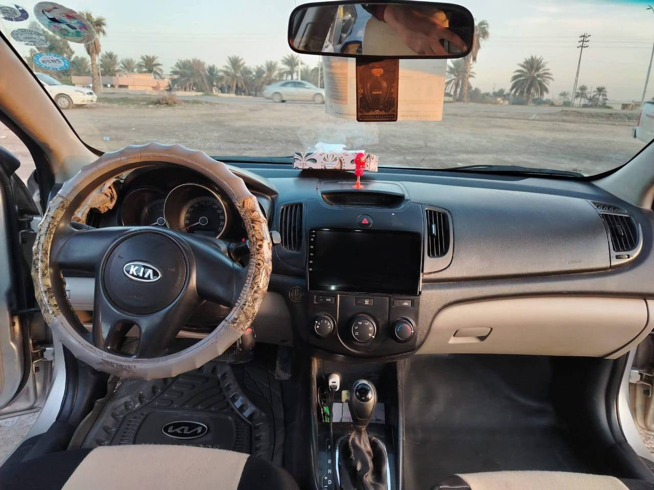 السلام عليكم ورحمة الله وبركاتة
سياره سي راتو 13 بيه قطعتين بابين بدون دواخل الجاملغ مصبوغ الوره 
السعر 90 وبيه مجال قليل الي مو شراي لا يراسل
*********** السياره شرط
