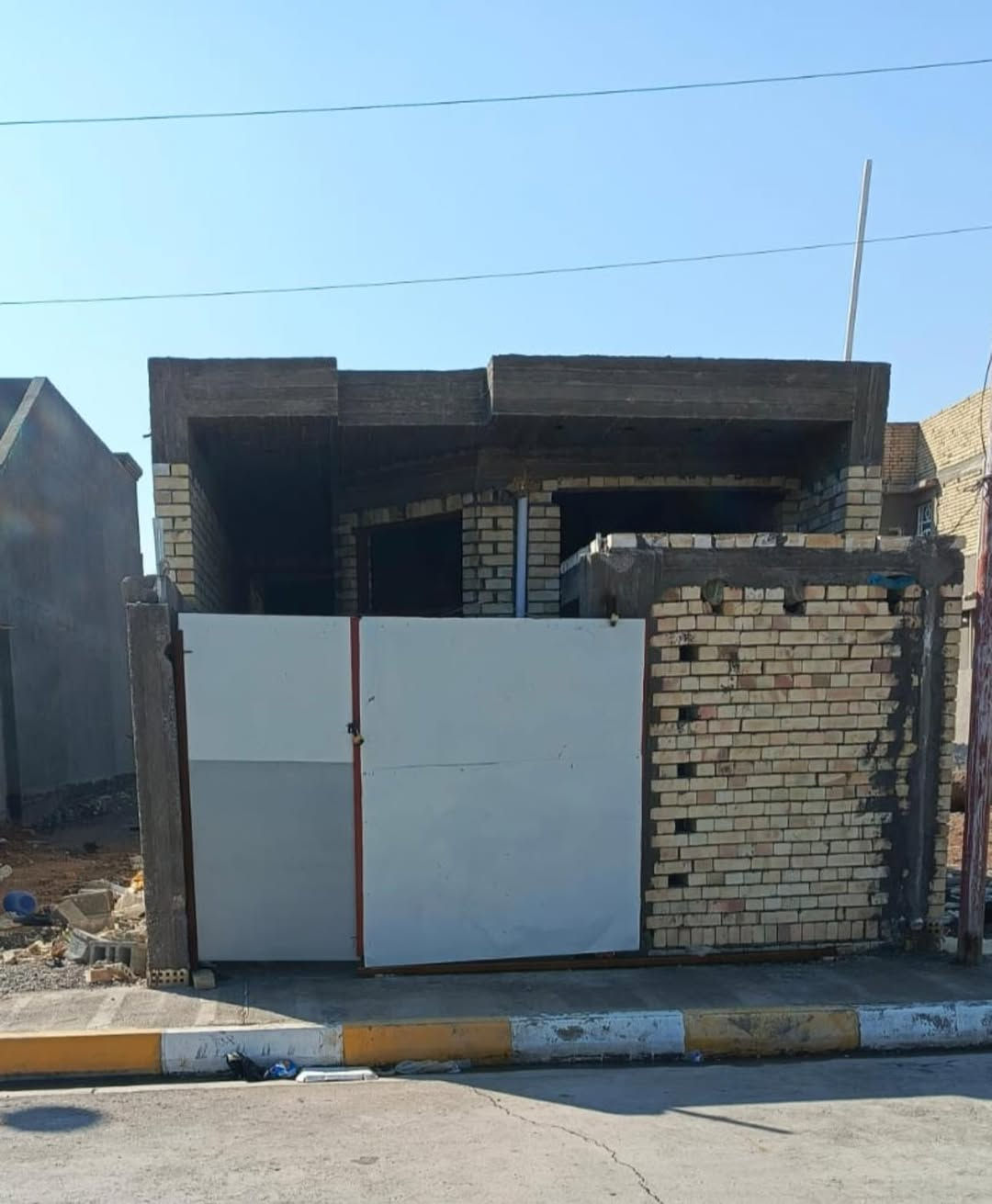 هيكل مساحة 100م واجه 5 ونزال 20مدخل استقبال وصالة ومطبخ وغرفة ومجمع صحيات
تحويل مباشر طابو صرف سكف صب ورفت 
ومجاري وكهرباء ونت وخدمات كاملة 
السعر المطلوب 65
العنوان حي القدس خلف شارع خيري العبدالله 
الاتصال ***********
