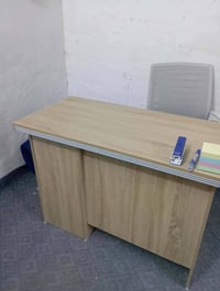 ميز مكتبي • نظيف جدا • ٨ كراسي