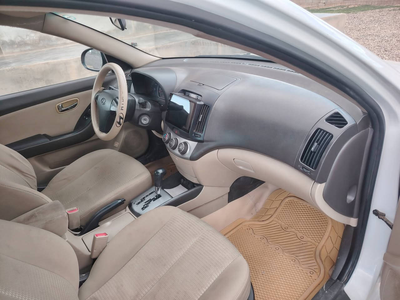 السلام عليكم للبيع سياره انترا موديل 2011 رقم سليمانيه سنويه لل 29 شرط التحويل وال وكاله سياره جديده مال جناي محرك دكشن عالي صدر مال الشركه لسعود جديد تايرات جدد بيه ضرر باب خلفي السايق وشويه على الهلال جوه قبق البانزين وموجود الفحص السعر 110 وبيه مجال الاتصال على الرقم ***********
