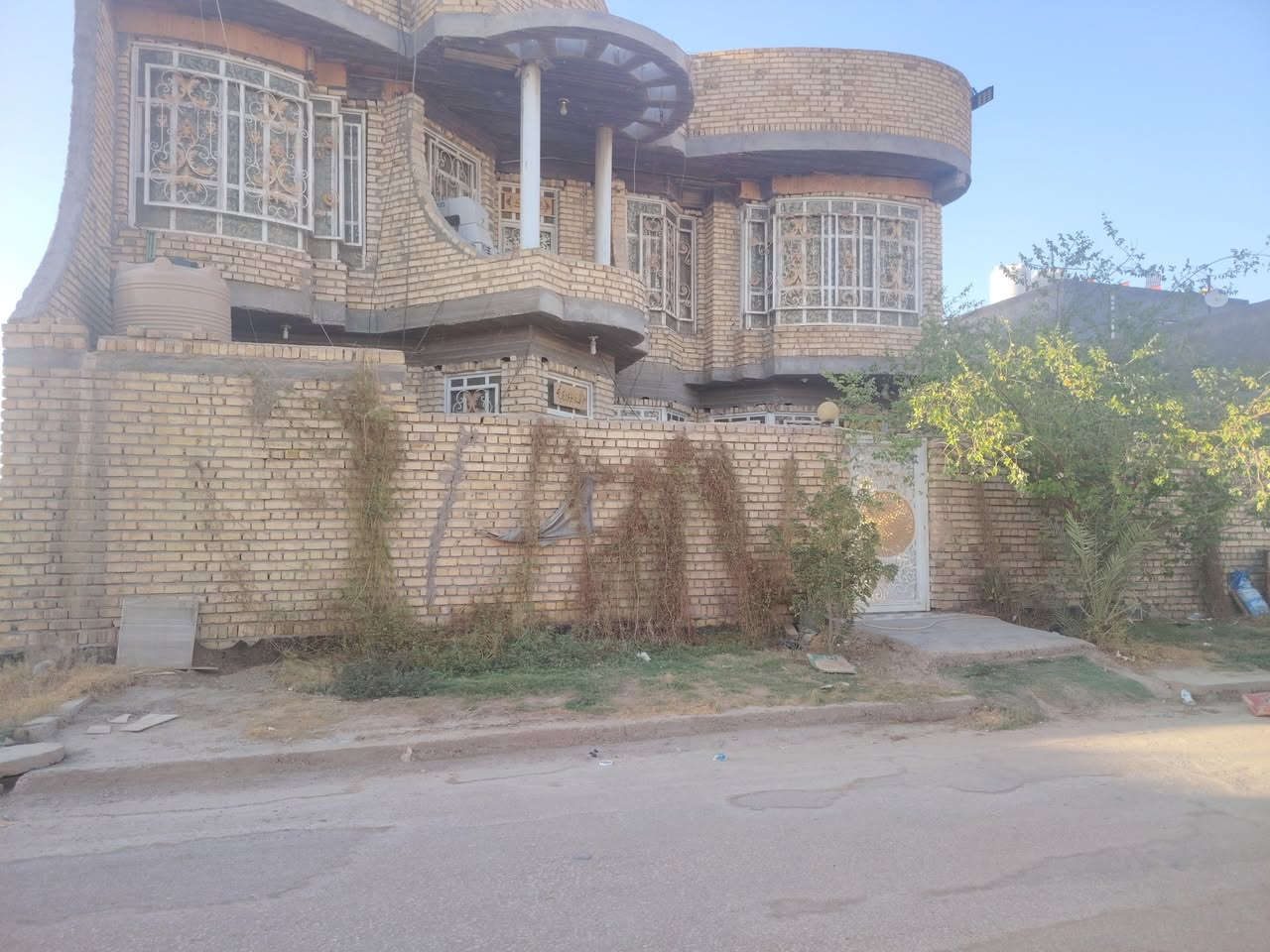 السلام عليكم بيت للبيع في مجمع حجي حسين مقابيل مستشفى القاسم
المساحه الكليه 400 متر طابقين طابو زراعي سند 25 🏤 مساحه البناء 260متر  مع حديقه بجانب البيت مساحتها 140 متر يتكون الطابق الأول من :
1️⃣غرفتين نوم مساحه الغرفه 4×5 مع حمام داخلي في كل غرفه✅.
2️⃣صاله كبيره وصاله ضيوف مساحتها 9×4✅
3️⃣استقبال المساحه 4.5×8 مع مدخل مساحته 1،5×1.5✅
4️⃣مطبخ مساحته 6×4 ✅
5️⃣مجمع صحي داخلي مساحته 3×4✅
6️⃣مجمع صحي خارجي ✅
✴️ملاحظة 🔸ارضيه البيت مرمر بالكامل مع الدرج ✅

🏫الطابق الثاني يتكون من :
1️⃣غرفتين نوم. ✅
2️⃣صاله كبيره ✅
3️⃣مجمع صحي ✅
للاستفسار الاتصال على الرقم ***********
