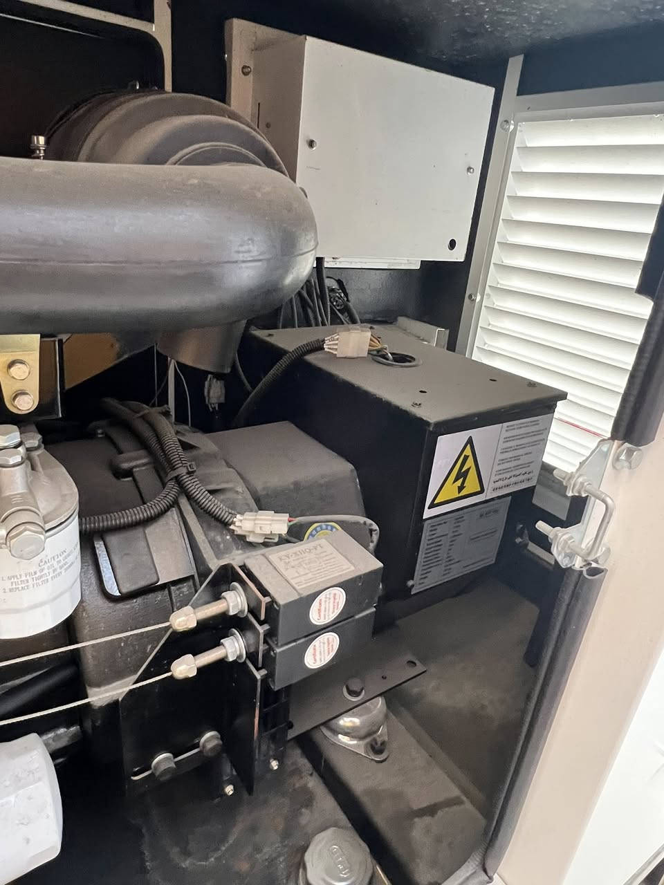 السلام عليكم.  
توفرت مولدات ايسوز (ازوزه ) الياباني الاصلي مو ريكاردو ولا يانغ دونك 

محرك نوع ازوزه ياباني اصلي 27 كيفي 
توليد ستامفورد انكليزي نحاس ٪100
نظام تشغيل واطفاء ذاتي ats
كاتم سوبر سايلنت 
ضمان حقيقي سنه او الف ساعه عمل 
توصيل داخل بغداد مجاني 

كل هذا وبسعر بس 6 مليون ونص 

العنوان الكراده شارع 62
مقابل مطعم توست او بيت حلب 
***********

متوفر ايضاً احجام 35 كيفي و60 كيفي 

متوفر توصيل لكل المحافظات
