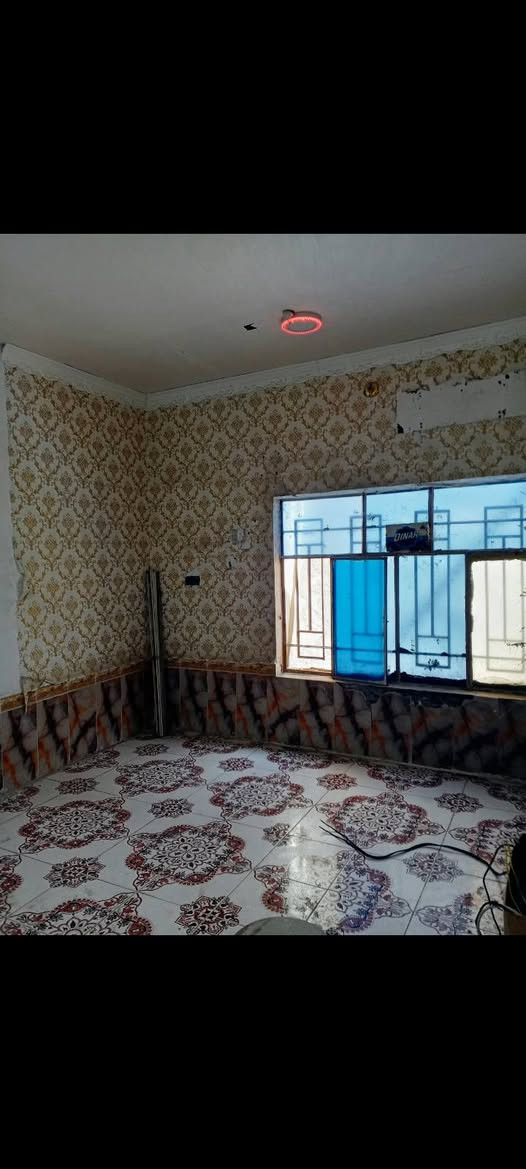 بيت للبيع المساحه 210 طابو يتكون ديوانيه او هول او غرفتين او مطبخ عكاده بناء 2003  حي الشهداء قرب محلات. القاضي ناظم  السعر 85 او بي مجال  مداوره  ثاني يوم  ***********
