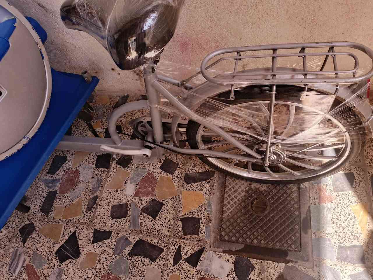 ‏السلام عليكم للبيع شرط مامشدوده بعدها من شركه جبته جاهزه كل غراضه كامله بس تشدها  
‏مكان بصره حيانيه سوك تاميم  
‏السعر 300 بيه مجال قليل 
‏***********
‏
