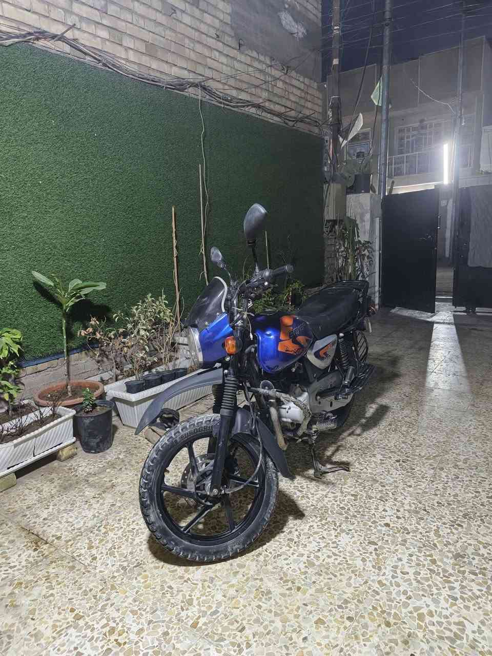 سلام عليكم دراجه بوكسر موديل ٢٢ مرقم بسمي تحويل ثاني يوم الدراجه مجفته قبل شهرين المكينه خير من الله ما بيها اي نقص بس الويل الخلفي بدايت بوربرين سايف او ما بيها اي اعراض الدراجه وصخه مسحتها بوصله علمود التصوير السعر مليونين مكاني الاامين الثانيه***********
