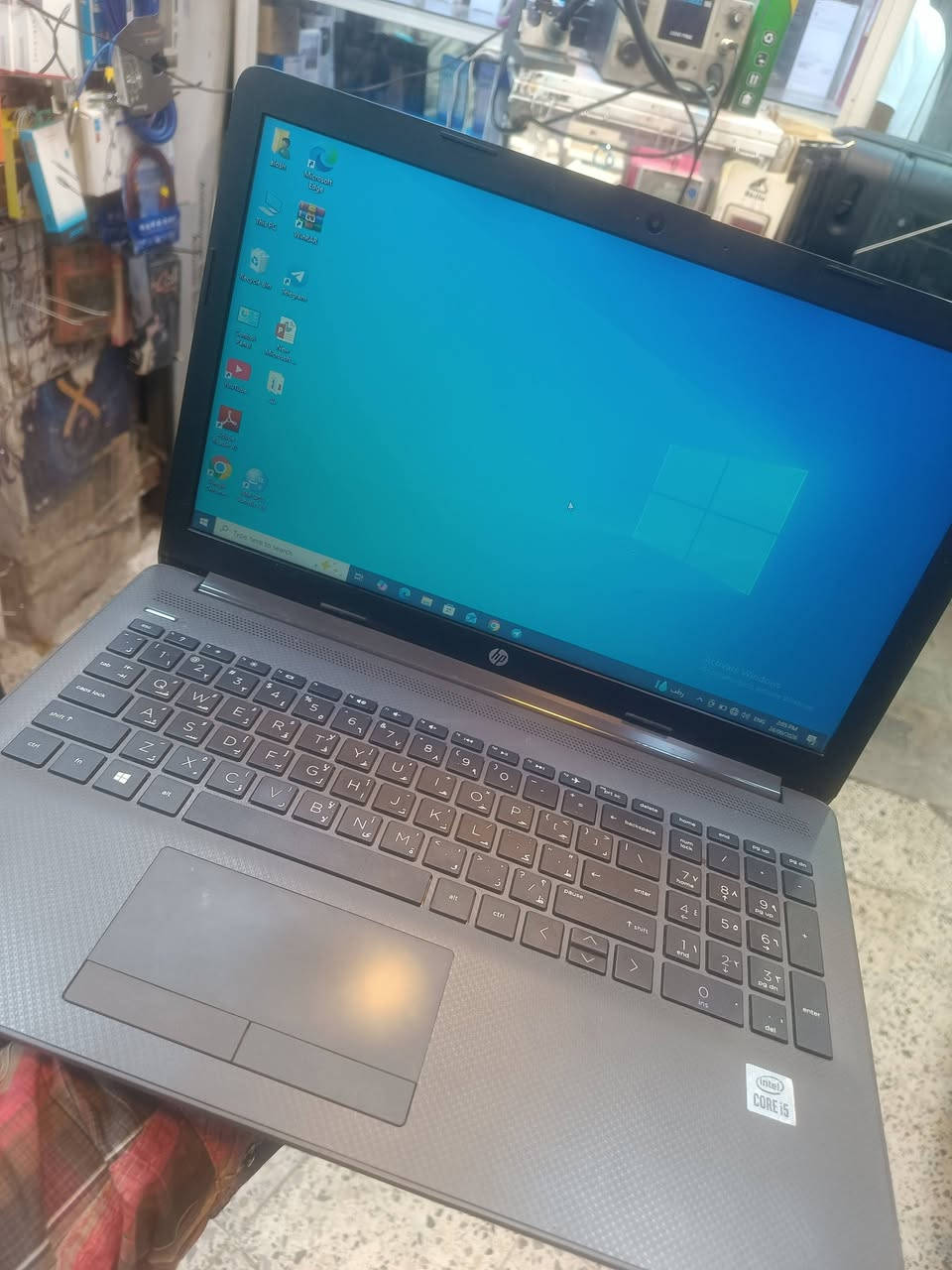السلام عليكم

💻 لابتوب HP 250 G7 للبيع

الجهاز نظيف جداً وحالته ممتازة، مناسب لبرامج السوفت وير، الدراسة، والاستخدام اليومي، ويشغل الألعاب الخفيفة والمتوسطة.

🔹 المواصفات:

- Intel Core i5-1035G1 (الجيل العاشر)
- RAM 8GB
- SSD 1TB
- NVIDIA GeForce MX110 2GB
- شاشة 15.6 إنج

🎁 الملحقات:

- شاحن أصلي
- جنطة أصلية
- Windows مفعّل
- Office مفعّل

💰 السعر: 280 ألف دينار
⚡ مستعجلين على البيع

للاستفسار مراسلة الخاص.

***********
