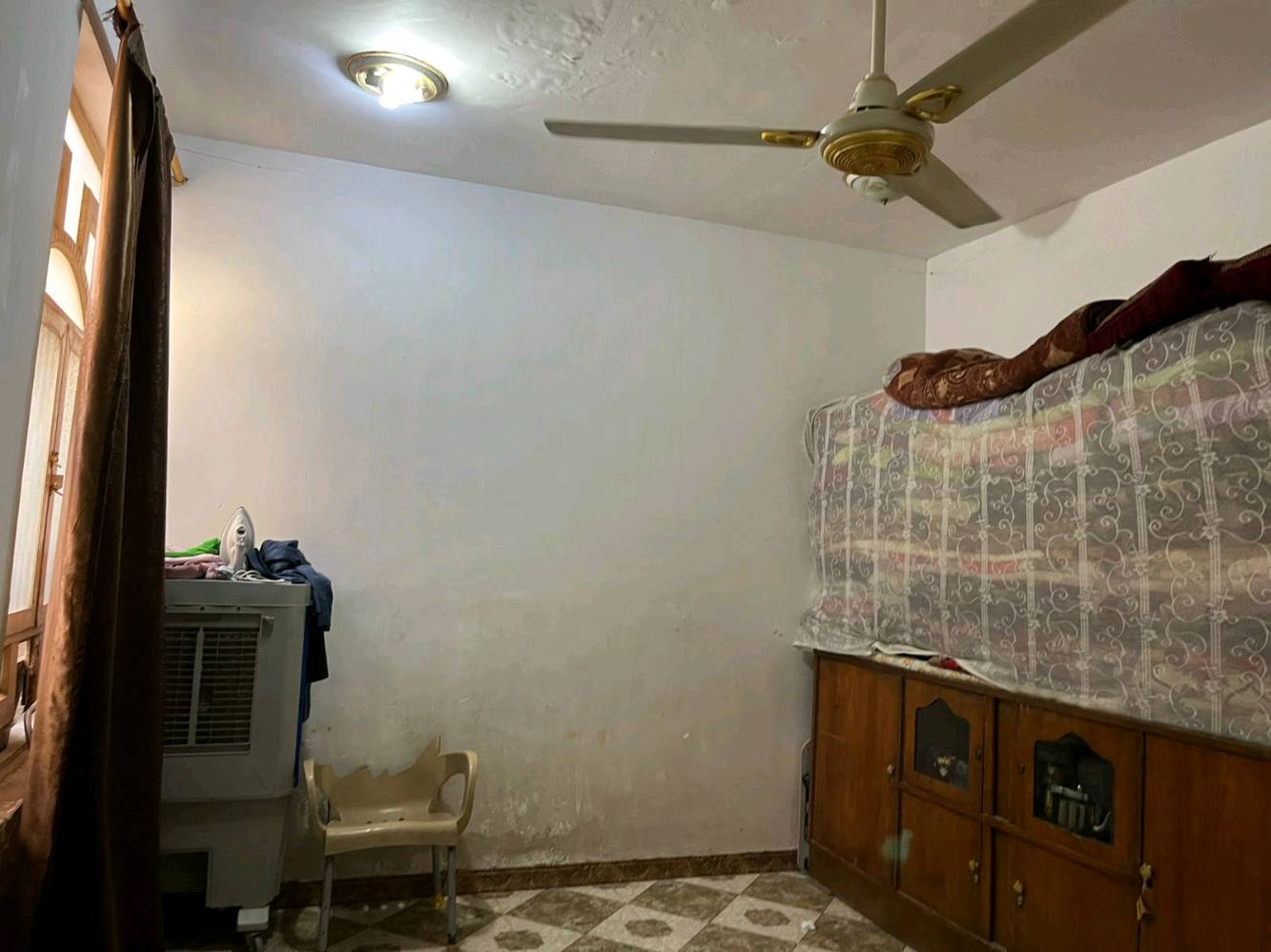 الكوفة البراكية شارع المطار القديم 
نهاية شارع علكم 
120م2 ركن  غرفتين وصالة ومطبخ واستقبال 
صحيات داخلية وخارجية 
صب اساس تسليح
