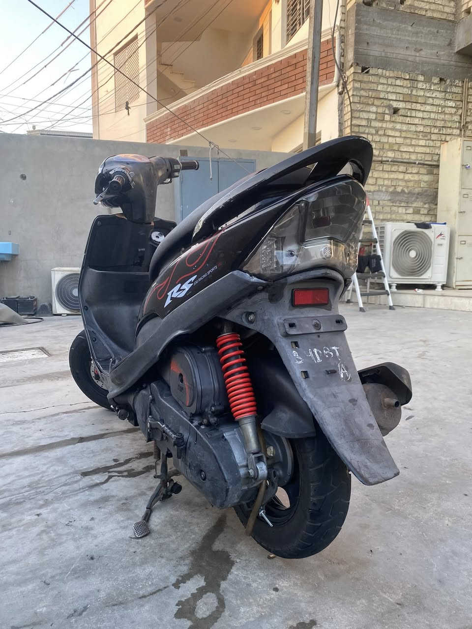 دراجه ماكس للبيع مكفوله كفاله عامه مكينه وكفر السعر ٨٥٠ الرقم *********** المكان بغداد حي العامل
