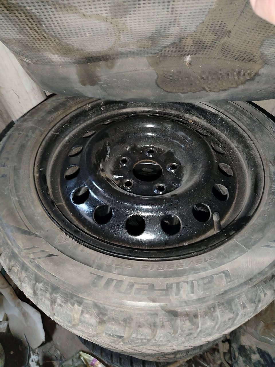 السلام عليكم  تخم ويل عادي حجم ١٦ وبيه تايرات جبليه للبيع مكاني البياع ***********
