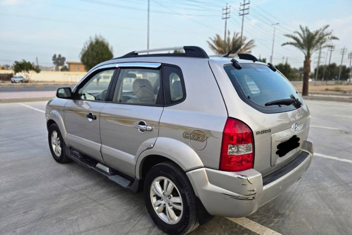 هيونداي توكسان موديل 2009
اللوحات اربيل دولي 22
 كفالة عامة فقط بارد الجاملغ الأيمن  10 سم  موضح بالصور المرفقة 
حجم المحرك: Cylinde 4 2000
اللون: رصاصي
عداد المسافة: 189 الف قابله للزياده 
مكينة وكير مكفولات
للأستفسار ***********
مكان السيارة النجف الاشرف 
السعر 122 $  وبيها مجال 
#توسان #هونداي
