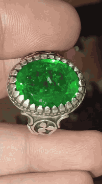 للبيع      ٠٧٧٢٣٢٥٨١٨٠        لان  يحير بصراحه   بين الزمرد  والزبرجد ...