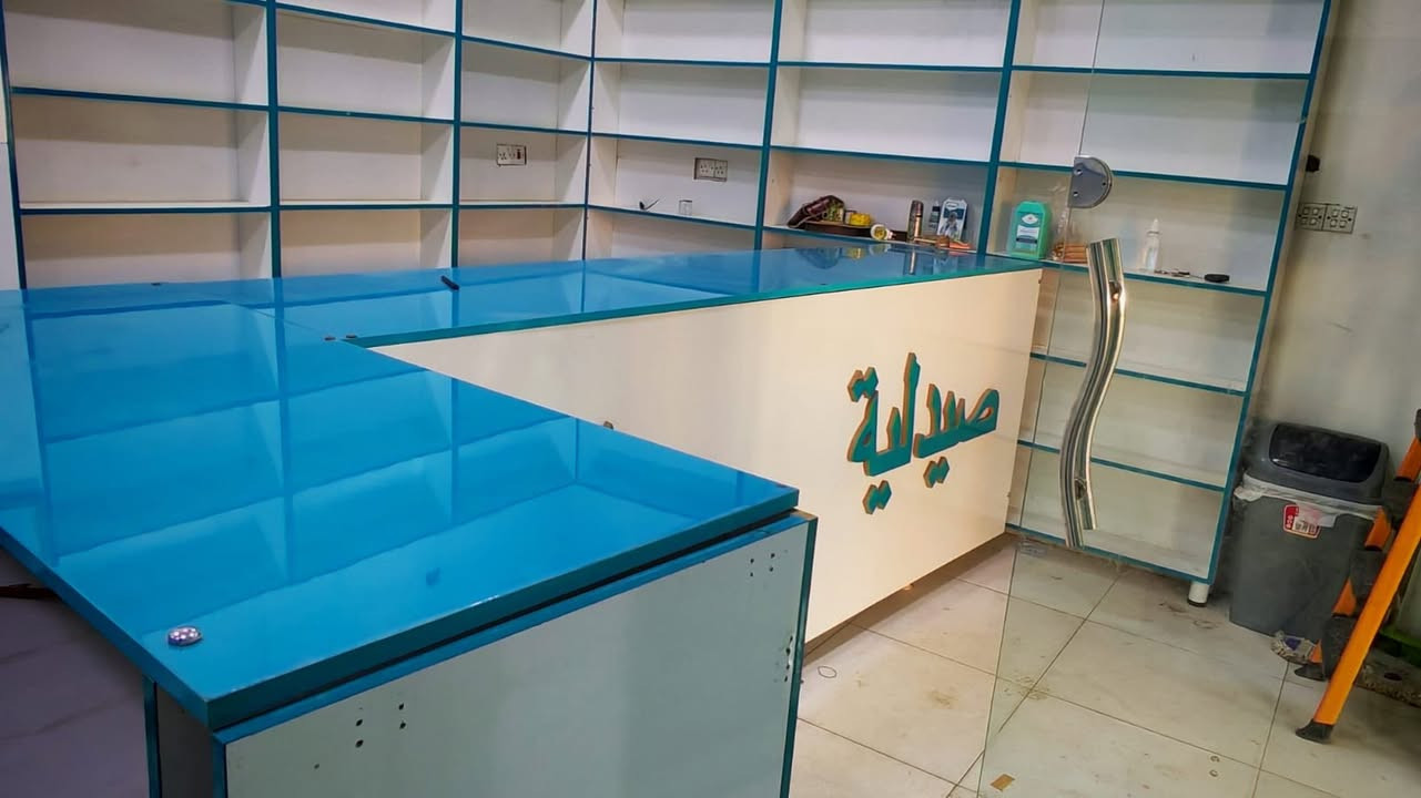 السلام عليكم 
رفوف للبيع العدد ( 13 ) سعر الرف الواحد معروض ب ( 60 ) شغل درجه اولى ونظافة 100‎%‎ والميز معروض ب ( 700 ) . 
للتواصل 
***********
***********
