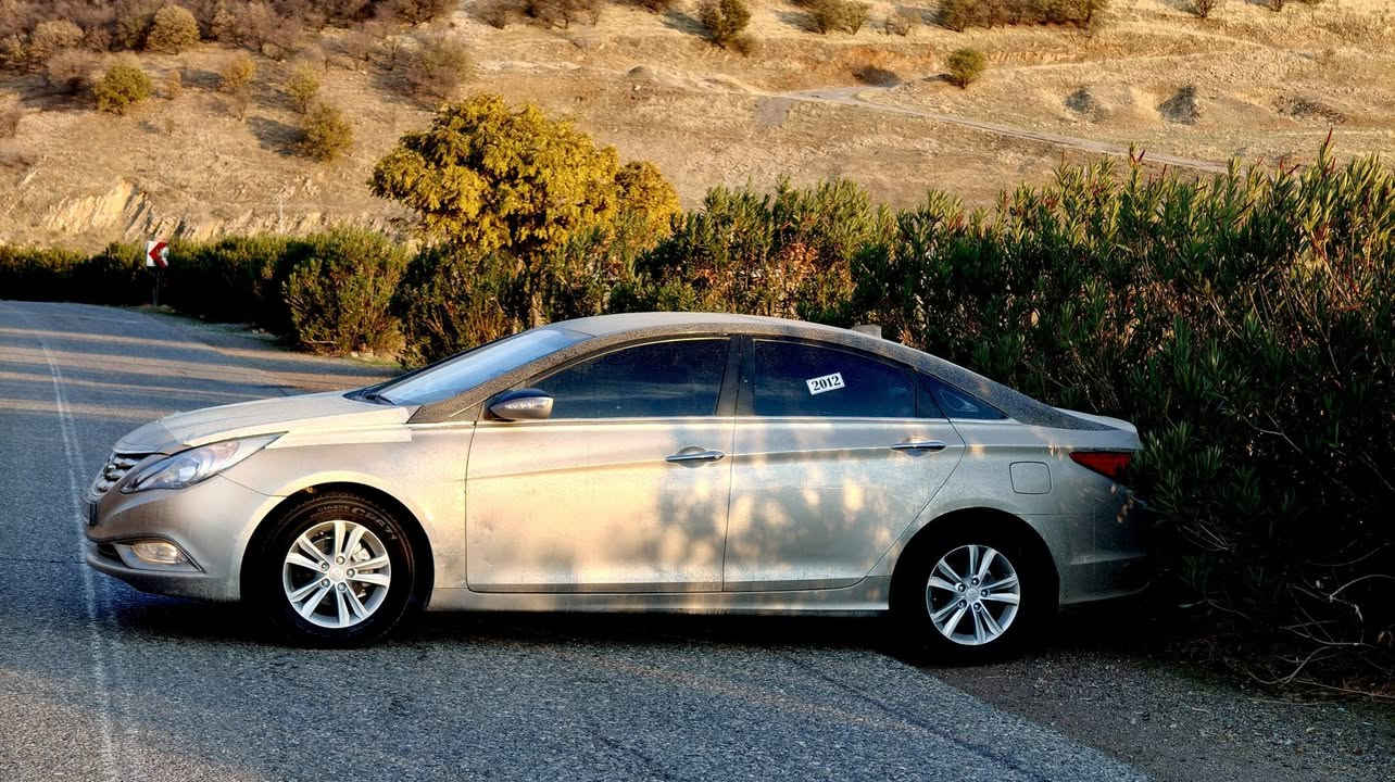 هۆندا سۆنـاتا مۆدێل 2012 بڕاوە
سەیارەکە ماڵی دۆستە هەر زۆر زۆر پاکە گێڕو مەکینەی بەشەرتی هەزار فیتەر 90هەزاری هەقیقی ڕۆشوە
مەکینەی بروغۆی نەکراوەتەوە  بەنزین زۆر زۆر کەم دەخوا 
سەیارەکە خۆم زۆر لێی ڕازیم بەشەرتی هەموشت دەیدەم

فول مواسەفاتی بێ پانۆراما
جڵد و هیتەر و ئاوێنە ئیشارەت و کارەبای شاشەو حاسە 
مەسروفی نیە ڕۆنی تازەگۆڕاوە هاترۆلیک و پاتری تازەیە
تایەکانی تازەیە کارەبای مەزبوتە  کامل جوانکاری بۆکراوە
جامی هەڵگیراوە برێک بەستراوە 

سەیارەکە هین دەستی خۆمە خزمەتم کردوە
عەزێت نەدراوە بۆکەسێک باشە هەڵیگرێت بۆماڵی خۆی
بۆهاتوجۆی ڕۆژانە سودی لێ دەبینێت بەنزین زۆر کەم دەخوات

شوێن سەیدسادق
ژم.. ***********
