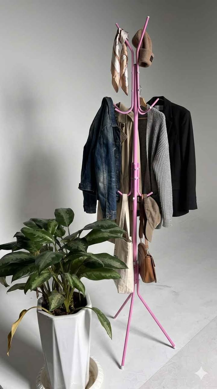 تعلاقة ملابس واقفة (Garment Rack) بقاعدة ثلاثية – ارتفاع 165 سم

علاقة ملابس واقفة عملية بتصميم بسيط تساعدك على تنظيم الملابس والحقائب بطريقة مرتبة داخل المنزل أو المكتب.

• تصميم واقف بقاعدة ثلاثية ثابتة

• مزودة بعدة علاقات لتعليق الملابس والحقائب

• مناسبة لتعليق الجاكيتات، القمصان، والشنط

• سهلة التركيب (Easy Install)

• جودة جيدة

• نوع المنتج: Garment Rack (علاقة ملابس واقفة)
• الأبعاد: 42 × 165 سم

محتويات العلبة:
• علاقة ملابس واقفة
• أجزاء القاعدة الثلاثية
• أعمدة التعليق والعلاقات بغداد, العراق


**إذا كنت صاحب هذا الإعلان وتريد حذفه لأي سبب، رجاءا أرسل رسالة إلى الدعم الفني**