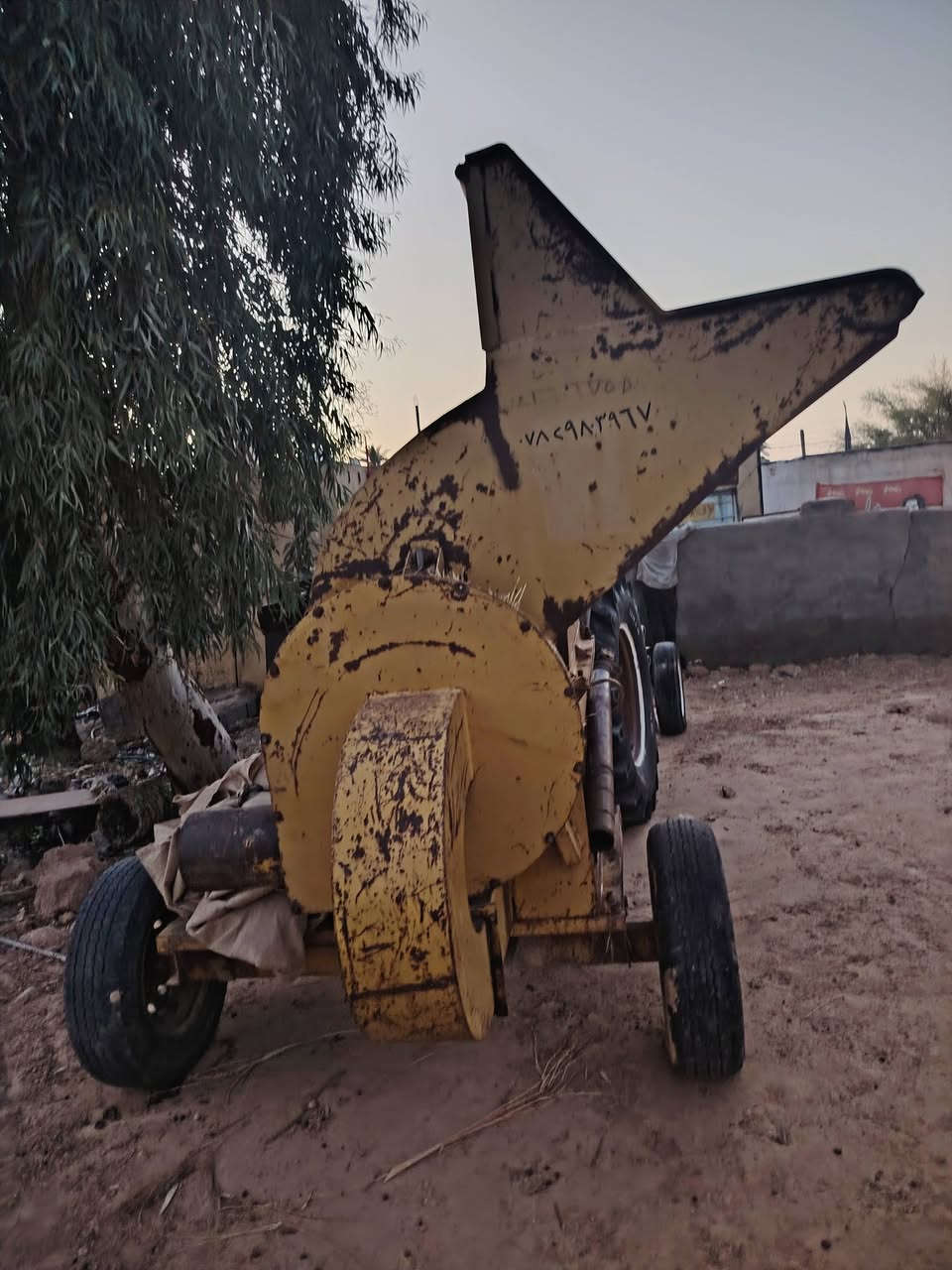 سلام عليكم مكينة عنتر البيع موديل 82مكينة رقم قادسية وسنوية ومداور مكينة جاهزة من كير وبم ومحرك وجهاز رفع وتخم تاير وباتري جديد وبريك مكينة نكرة سلف بللادية على وضع الشركة مع كاروضة ذنون لاتصال على الرقم ***********مكان ديوانية غماس

