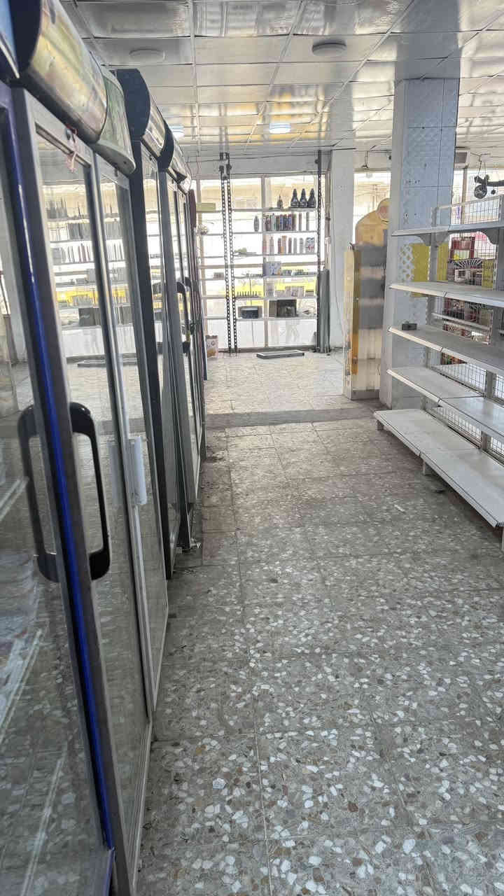 سلام عليكم 
أسواق للبيع  (سبب عدم تفرغ ) 
محتويات 
8 عوارض عموديه +4 تابع للشركات 
2 عوارض سطحيه + 1 تابعه لشركه 
سفينه عدد 3 
وحده طوله 3مترً
وحده طوله 2 متر 
وحده طوله 1متر 
منضومه كامرات متكونه من 8 كامرات و شاشه بلازمه 
سلات اجباس عدد 6+1 تابعه لشركه 
عنوان شعله شارع ابو هاتو 
رقم *********** (متواجد واتساب)
