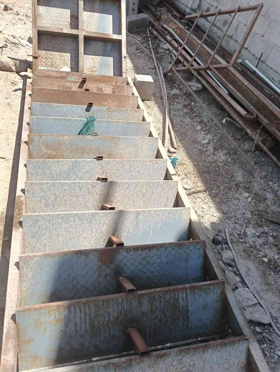 سلام عليكم اللبيع باب سلايت طول 3 نص  باب خدمي 1متر بس مامصوره ورتفاع 185 درج اعرض متر بليت جكر طول قطعتين 4 وصحن وقطه ثانيه 12 وصحن التواصل على خاص او رقم ***********بي واتساب مكان بغداد جسر دياله الجديد
