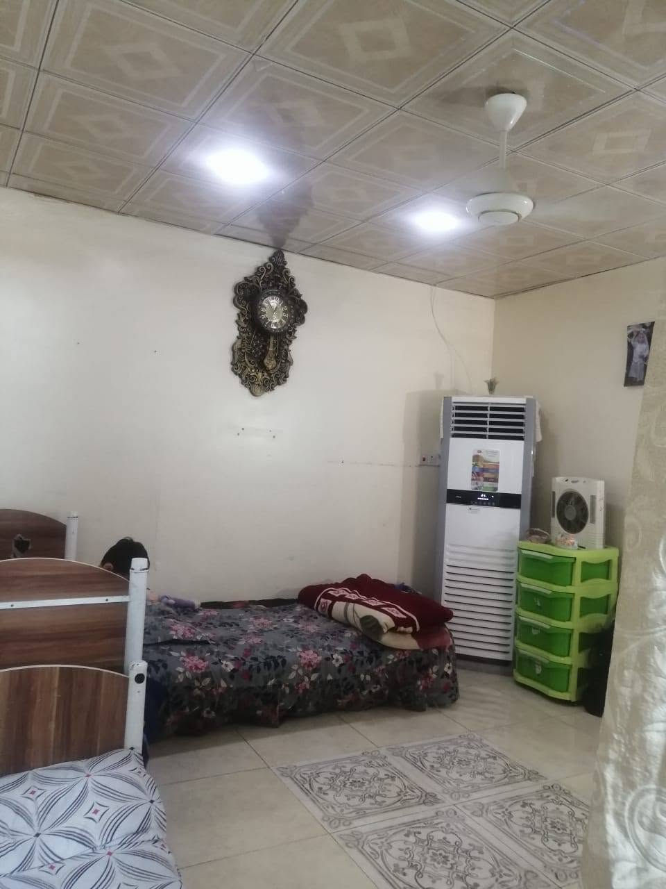 بيت جديد للبيع على طريق السنيه مساحة مساحة 200م بناء 2غرف وصاله مطبخ واستقبال وحمام طارمه حلوه تفاصيل أكثر على رقم *********** واتسب
