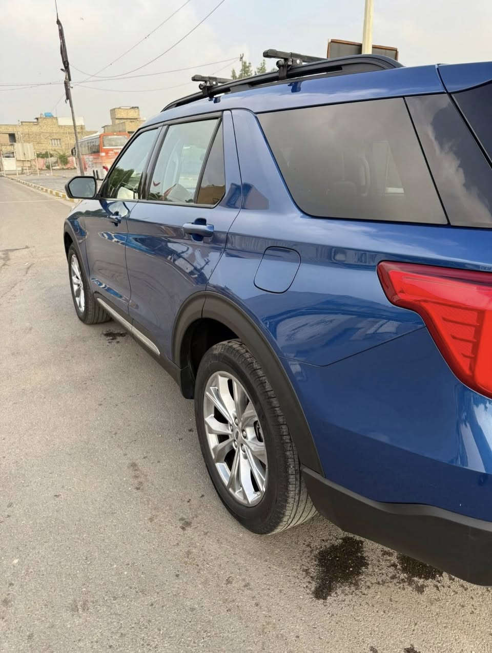 السلام عليكم فورد اكسبلور فئه XLT موديل 2023 سياره كلين  مرقم بغداد
موصفات فول ما عدا البانوراما ماشيه 35الف كيلو متر سياره كامله المواصفات 
حادث السياره من امريكا شخط وبل العراق طخه بل الباب ما معدله موجوده بل الصور كفاله من الصبغ
سعر السياره 245ورقه وبيه مجال  
للتواصل ***********
