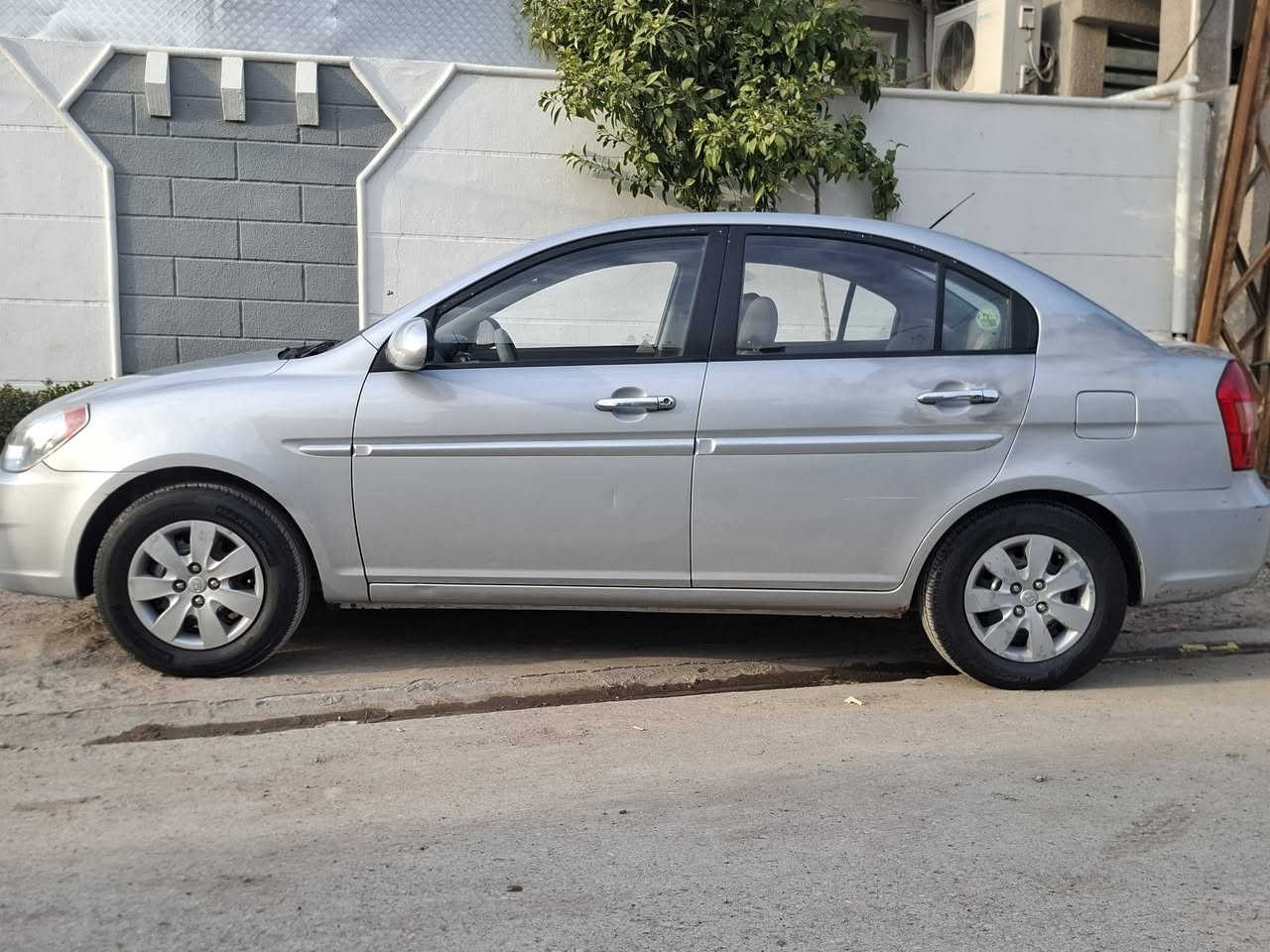 أكسنت 2009 بلادي.
كير ومحرك وتدفئة وتبريد مكفولات كفالة عامة.
بإستثناء الجاملغ الخلفي ( بخ مبخوخ بدون معجون ودواخل ).
سيارة جاهزة من كل النواحي.
تخم تاير جديد. 
صدر جديد امامي خلفي.
باتري جديد.
السيارة احلى من الصور.
السعر الاتصال على الرقم 
*********** 
استقبل فقط اتصال على الرقم...
