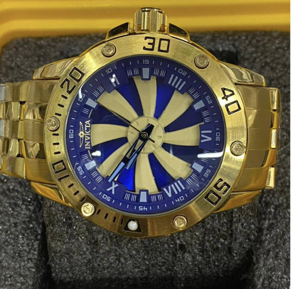 ((شباب مزاد من 50 الف)))
الساعة المعروضة في الصورة هي ساعة إنفيكتا سبيدواي توربين (Invicta Speedway Turbine)، وبالتحديد الموديل 25851. 

المواصفات الرئيسية:
الموديل: Speedway 25851.
الحركة: أوتوماتيكية (Automatic) من نوع NH35A، وتتميز باحتياطي طاقة يصل إلى 41 ساعة.
التصميم: تتميز بمينا (قرص) باللونين الأزرق والذهبي بتصميم "توربين" أو "مروحة" دوارة.
الهيكل والسوار: مصنوعان من الفولاذ المقاوم للصدأ المطلي بالذهب الأصفر.
المقاس: قطر الهيكل يبلغ 49 ملم.
مقاومة الماء: تصل إلى عمق 100 متر (330 قدم).
مميزات إضافية: أرقام رومانية ومؤشرات مضيئة (Tritnite) للرؤية الليلية. 

تعتبر هذه الساعة جزءاً من مجموعة "سبيدواي" التي تجمع بين الأناقة الرياضية والتصميم الجريء.


**إذا كنت صاحب هذا الإعلان وتريد حذفه لأي سبب، رجاءا أرسل رسالة إلى الدعم الفني**