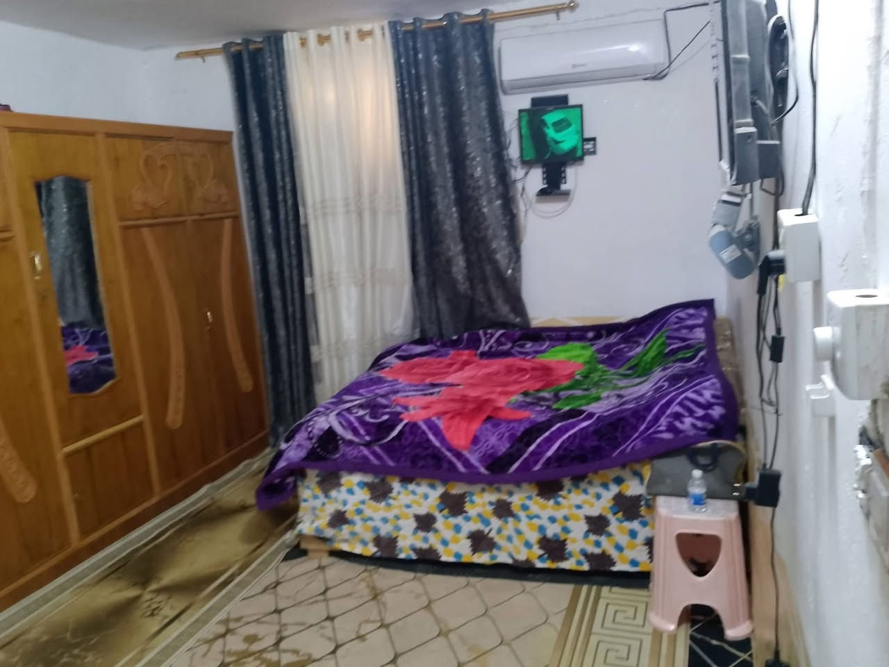 بيت للبيع طابو صرف المساحه 200م  الموقع مميز حي الشهداء رگن يحتوي على ثلاث غرف وصاله واستقبال ومطبخ وصحيات السعر 150مليون قابل للتفاوض للاستفسار مراجعه مكتب التعارف مقابل رشيد العامري او الاتصال ع الرقم ***********
