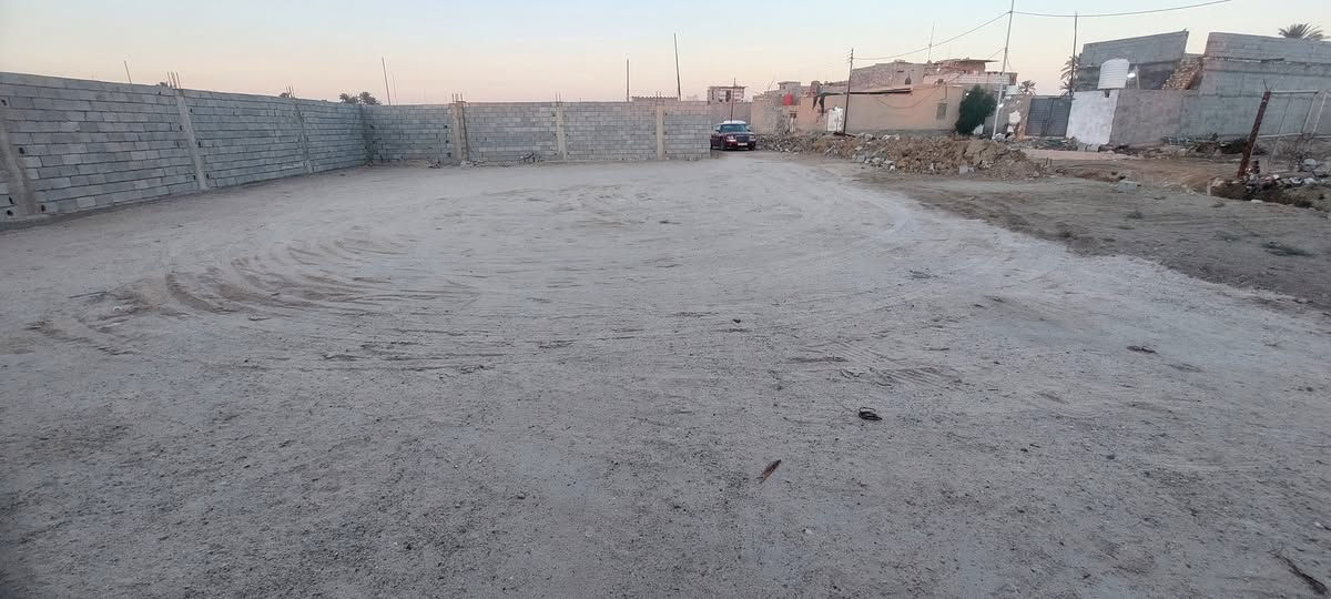 قطعه للبيع مساحه 560 متر في باب الهوى طابو صرف زراعي باسم عراقي مسيجه سياج كونكريت واجهته 30 متر مقلوعه ومحدوله طبقتين شغل درجه اولى تعال وابني  
بضهر الارض نهر متصل بشط الكباسي مدخله شارع شارع 18 متر تصلح 3 قطع او استراحه تتوفر كافه الخدمات ماء كهرباء مدارس مشي سعر القطعه 57 مليون وبيه مجال 
الاستفسار الاتصال 
***********
