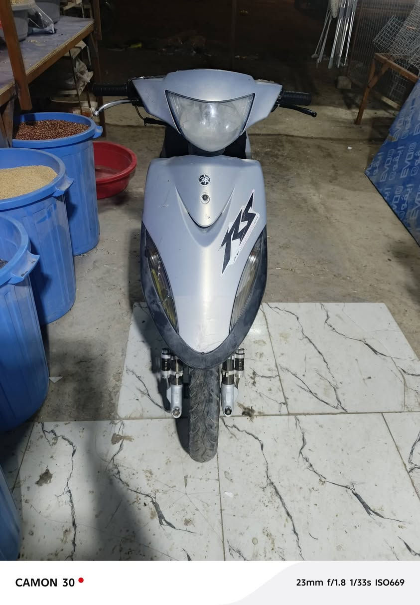 دراجه ماكس عدله دراجه حاويه ما مفتوحه السعر  650  وبيها مجال *********** مكانها على طريق السنيه حي الأمين
