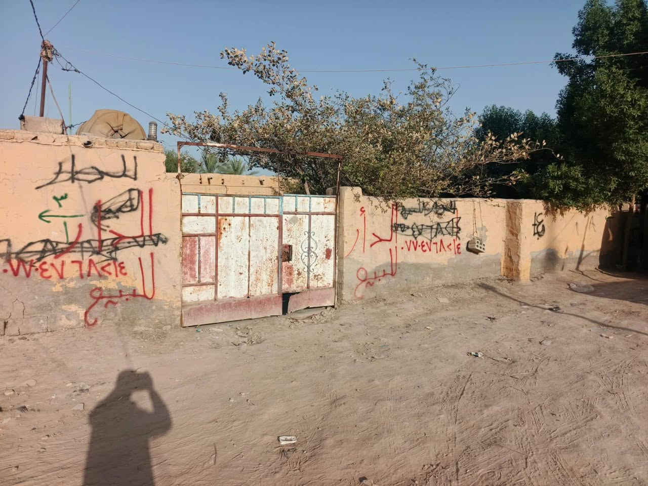 دار للبيع مساحه  300م
عنوان حي الاصدقاء قرب مدرسه وقف اشيعي 
الاستفسار 
***********

