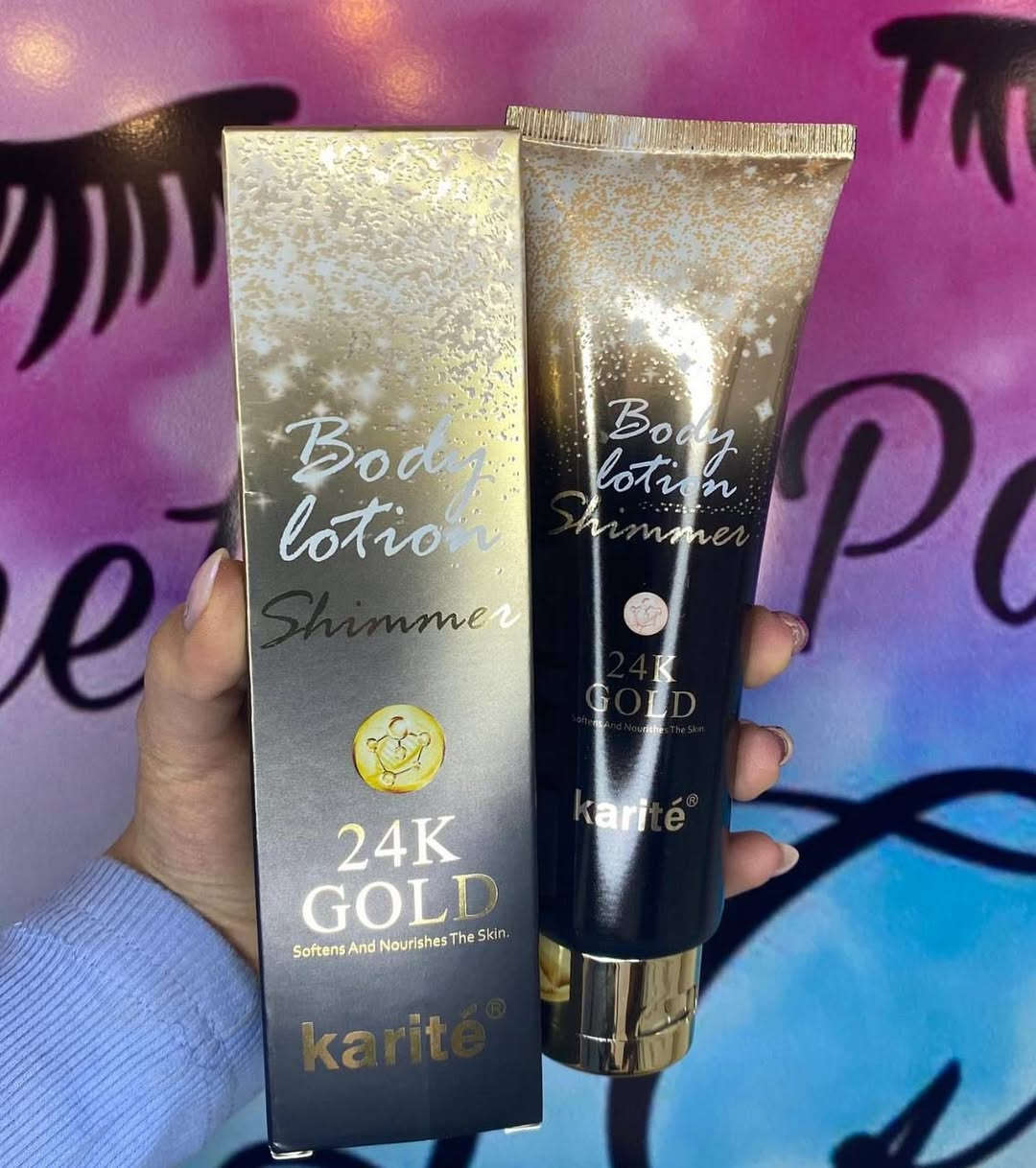 لوشن الجسم اللامع Karité 24K Gold هو منتج للعناية بالبشرة يوفر فوائد متعددة: 

ترطيب وتغذية البشرة: يساعد اللوشن على تنعيم وتغذية البشرة بعمق. 
لمسة لامعة (شيمر): يحتوي على جزيئات لامعة تمنح البشرة توهجًا وإشراقة جذابة. 
حماية: يساعد في الحماية من العوامل البيئية الضارة. 
ملمس ناعم: يترك البشرة ناعمة مخملية الملمس.

سعر القطعة 4 الاف💎
للحجز والاستفسار مراسلة الصفحة او مراسلة هذا الرقم 👇🏻 
*********** واتساب
🚘 متوفر خدمة توصيل لجميع محافظات العراق 🚘
