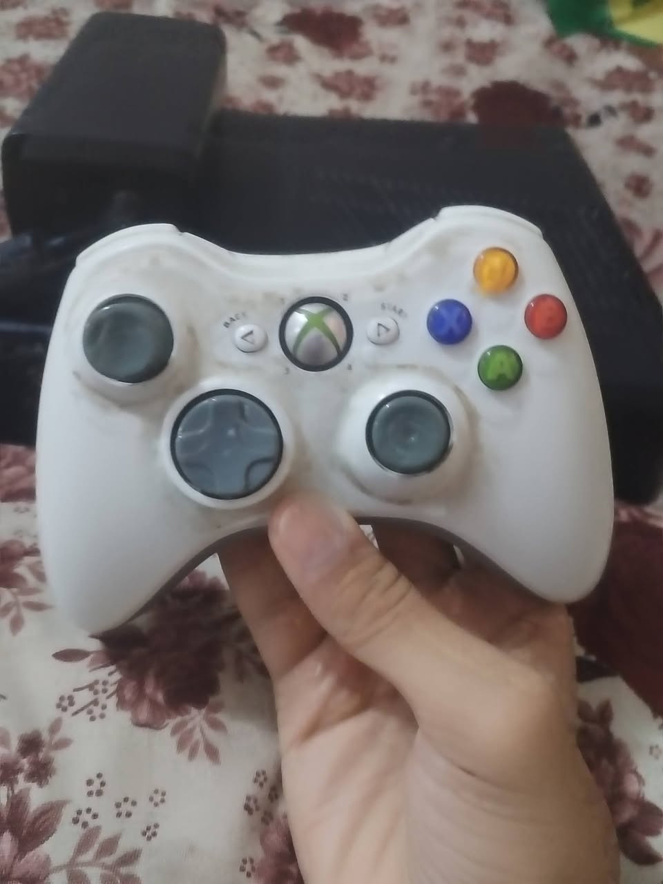 السلام عليكم يوجد اكس بوكس360كامل ملحقات مع 165لعبة من ضمنها الgta بكل اجزائها والبيس والفيفا الجهاز نضيف السعر125 وبي مجال عنواني بغداد للستفسار ***********
