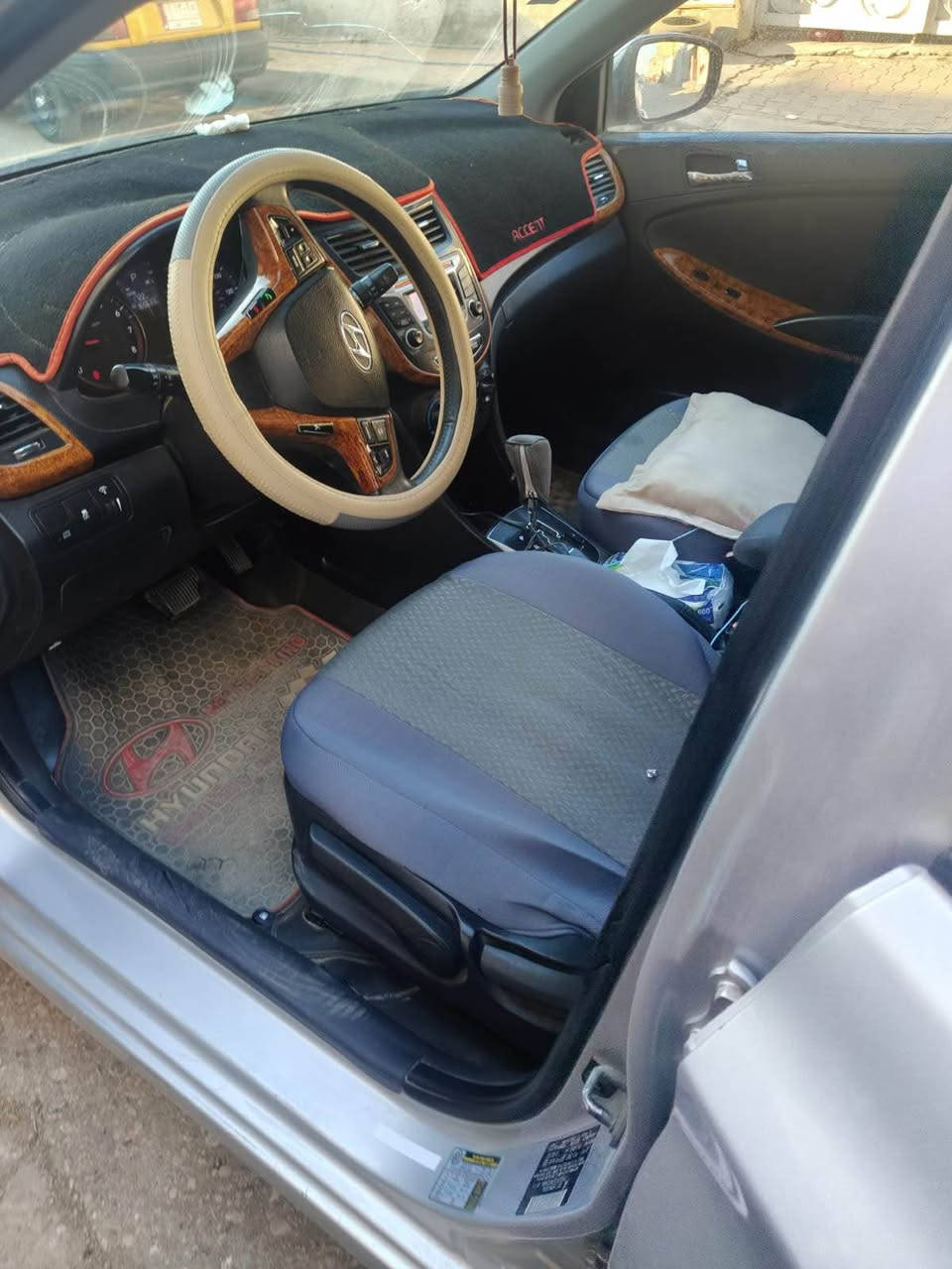 السلام عليكم 
اكسنت 2013 لبيع 
مكينه كير مكفولات تبريد
حداديه امامي خالفي جيد جداا 
سيارة حلوه وجهازه مابيها اييي نقص 
السعر ب ٨٠   وبيها مجال 
واسط _ كوت 
الاستفسار اكثر
 *********** 
*********** دهل اوران, واسط
