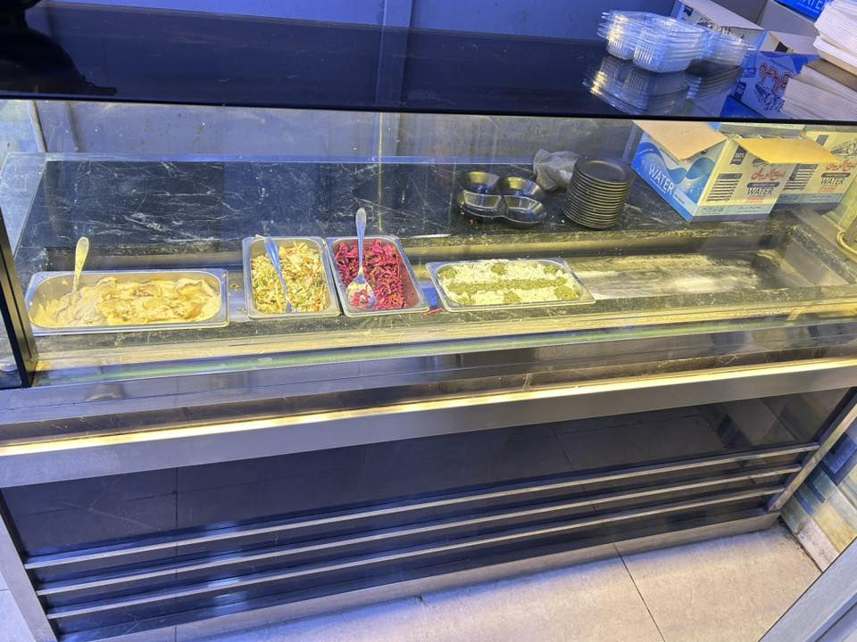 غراض للبيع استخدام قليل بأسعار مغريه @
عارضه مقبلات وتصير ميز تحضير ستيل ورخام
 براد لحم يصير تجميد وتبريد 
عجانه ايطالي 20 كيلو 
ميز تشريح لحم 
حمايه مال تمن ومرق 6 بلنكات 
تنور خبز 
للتواصل واتساب : ***********
