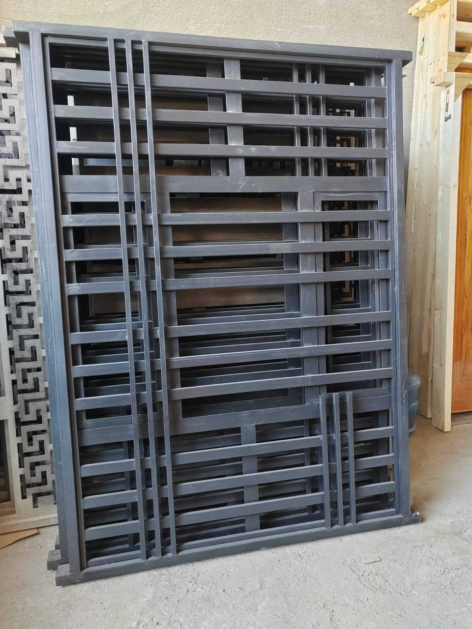 عمل ابواب وشبابيك درجه اولى نوع الحديد مليم ونص اطار الشباك جنل  ثلاثه انج 4 مليم  سعر المتر 45 المكان حله وتساب***********
