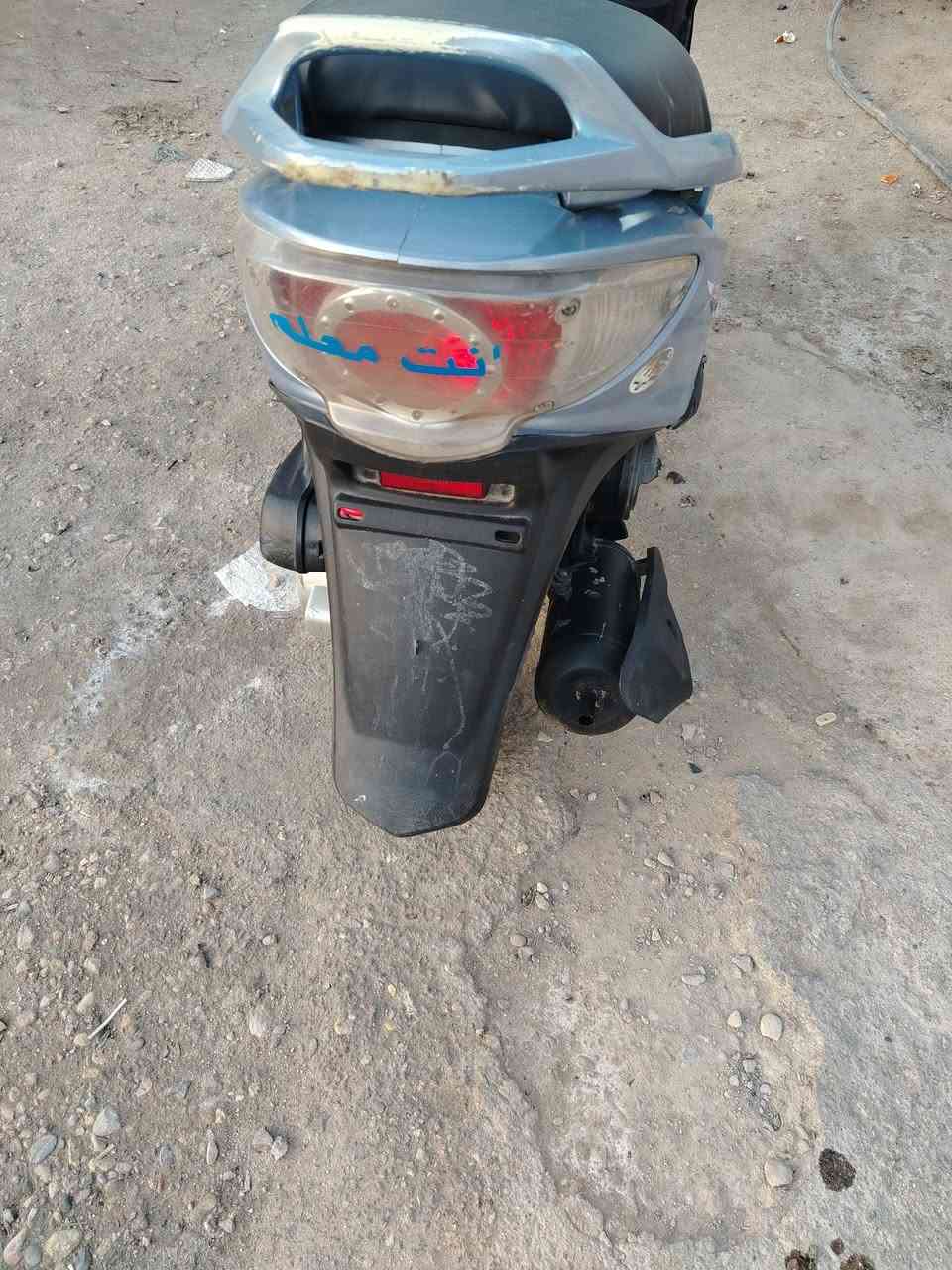 اسلام عليكم
البيع دراجه جي فور مفتوحه بستم والفات 
الدراجه مكينه ناعمه شلعه قوي وخرسه 
كل نقص مابيه 
كلشي بيه شغل 
سلف هندر 
كهرباء كله شغله 
عدادات شغاله 
ديرات جدد 
دراجه جهازه الف ماذب عليه مال جناي 
والنظافه بعد احله من الصور 
سعره ٤٠٠ وبيه مجال قليل 
ناصريه مركز ***********
