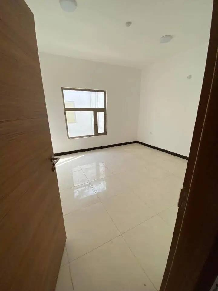 سارع بالشراء بسعر جداً مناسب 
دار للبيع 200م مربع أول #مجمع_ألاميرات2
غرفتين استقبال موزع صغير
 حمامات2 مطبخ كراج حديقة 
 مكان جداً راقي
 يباع نقد 
***********
