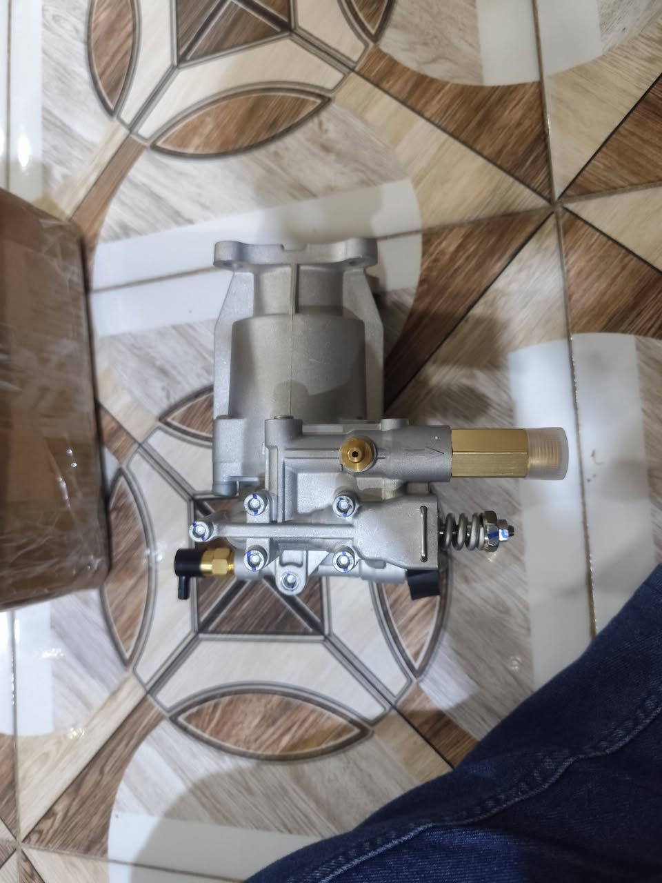 مضخه باله امزون توصيل جميع محافظات قيم بما يرضي الله واتساب ***********
هذه مضخة  ضغط تعمل بمحرك أفقي، وتستخدم كبديل أو قطع غيار لغسالات الضغط بمحركات الغاز.

نوع العمود: أفقي، 3/4 بوصة.

ضغط التشغيل: يصل إلى 3300 - 3400 PSI.

معدل التدفق: حوالي 2.5 جالون في الدقيقة (GPM).

المميزات: تحتوي عادةً على مكابس من الفولاذ المقاوم للصدأ وصمام تفريغ مدمج لسهولة البدء.
