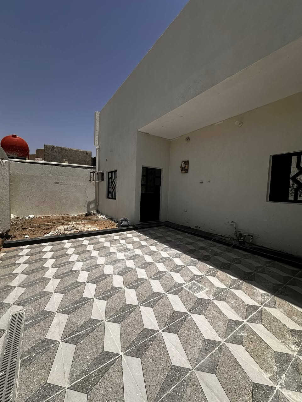 سلام عليكم دار سكن البيع في ابو الخصيب العوجه  شارع حسينيت النوار
وعلا التبليط مباشر يبعد عن السايدين العوجه 200متر
طابو زراعي و عراقي اصل 
 مكون من غرفتين وصاله ومطبخ وحمامات داخلي وخارجي وديوان وكراج بناء حديث وفرغ البيت وجاهز السكن ومنور داير البيت 
المساحه 220
السعر 79وبي مجال 
استفسار 
اتصل ***********
