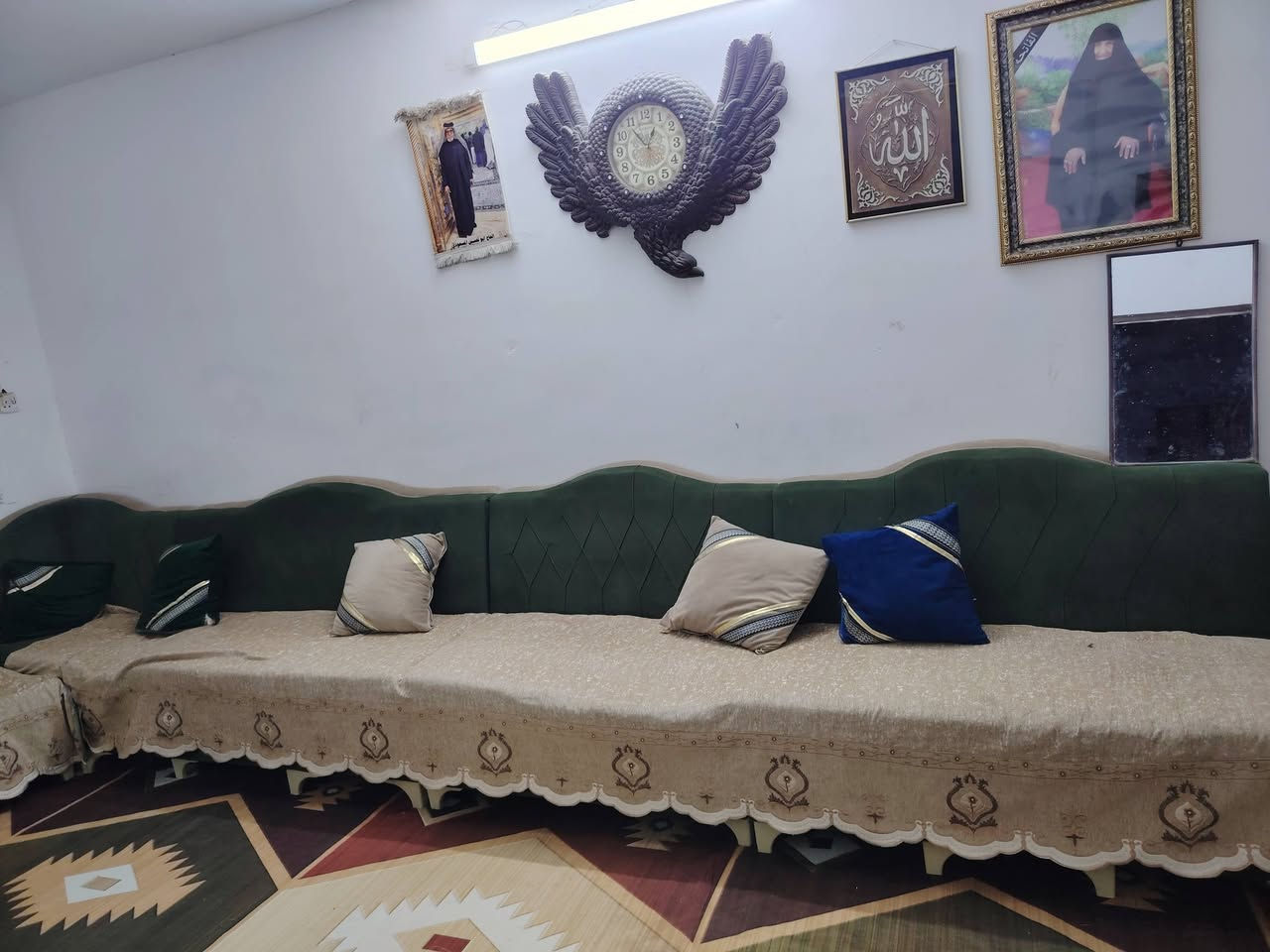 ديوان عشر مقاعد نضيف
بي خسفات بسيطه

السعر ٢٥٠قفل الن نضيف بي خسفات بسيطه

***********
